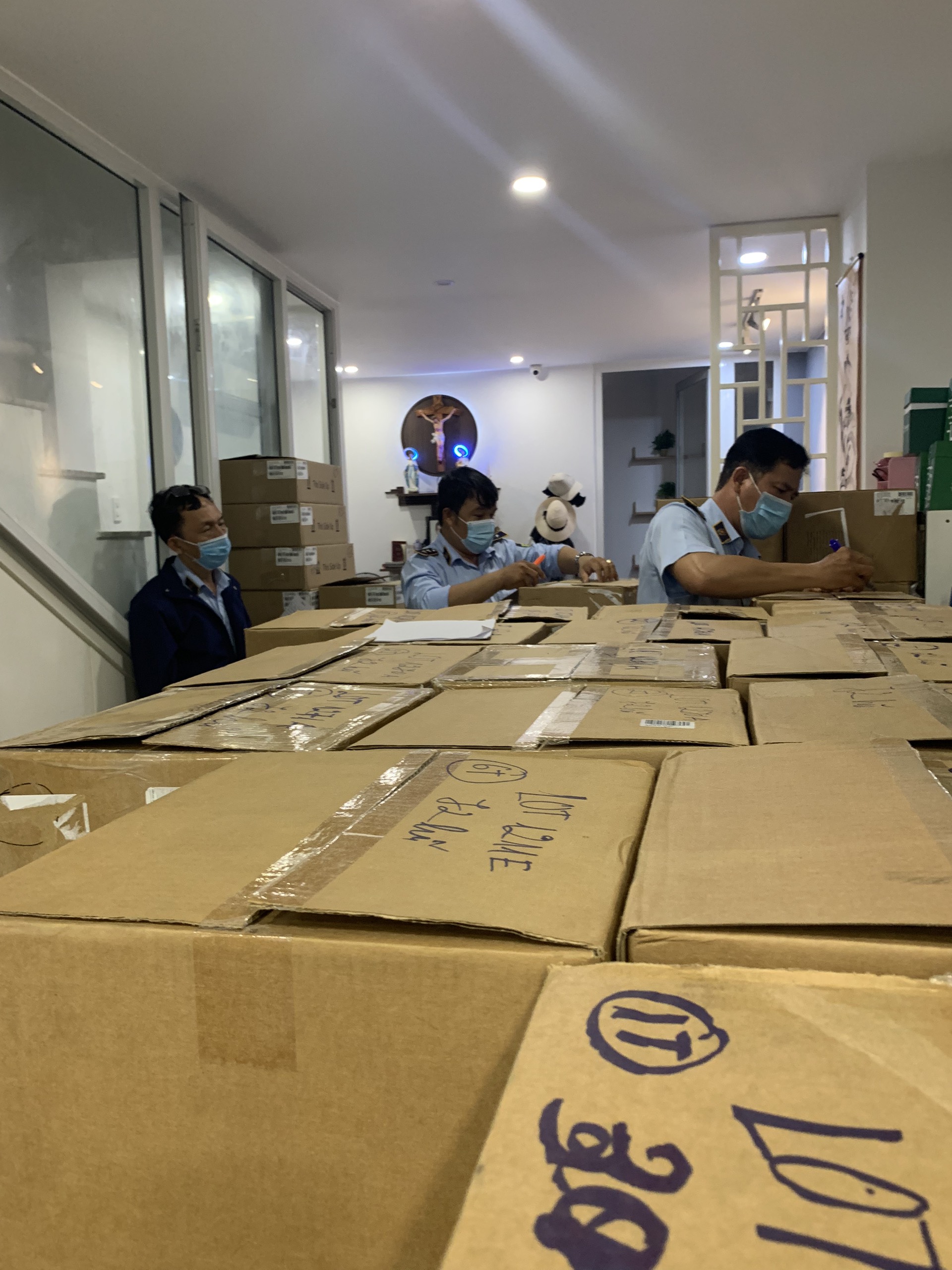 Lực lượng chức năng kiểm tra hàng hóa vi phạm tại cơ sở của ông Hoàng Đặng Quốc Phong