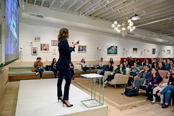 Nh&agrave; s&aacute;ng lập startup n&ecirc;n suy nghĩ kỹ trước khi n&oacute;i ra bất cứ điều g&igrave; trong cuộc họp ch&agrave;o h&agrave;ng để tiếp cận nguồn vốn.