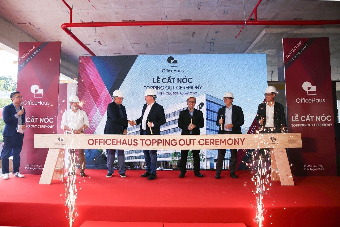 Mr. Oliver Brazier and Mr. Le Dang Vinh (in the midde) with other key partners of OfficeHaus