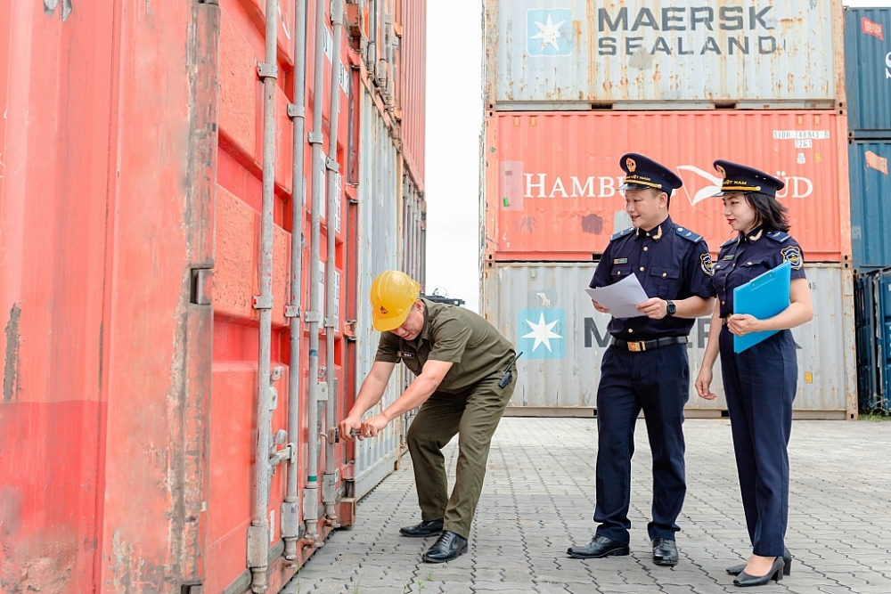 Các đối tượng sử dụng nhiều thủ đoạn tinh vi, thủ thuật tráo hàng nhằm qua mặt cơ quan chức năng để buôn lậu, gian lận thương mại.