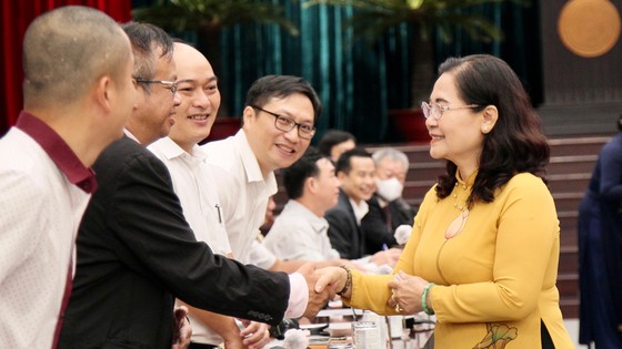 Bà Nguyễn Thị Lệ, Chủ tịch HĐND TP.HCM gặp gỡ các doanh nghiệp tại hội nghị ngày 31/8/2022 - Ảnh: HH.