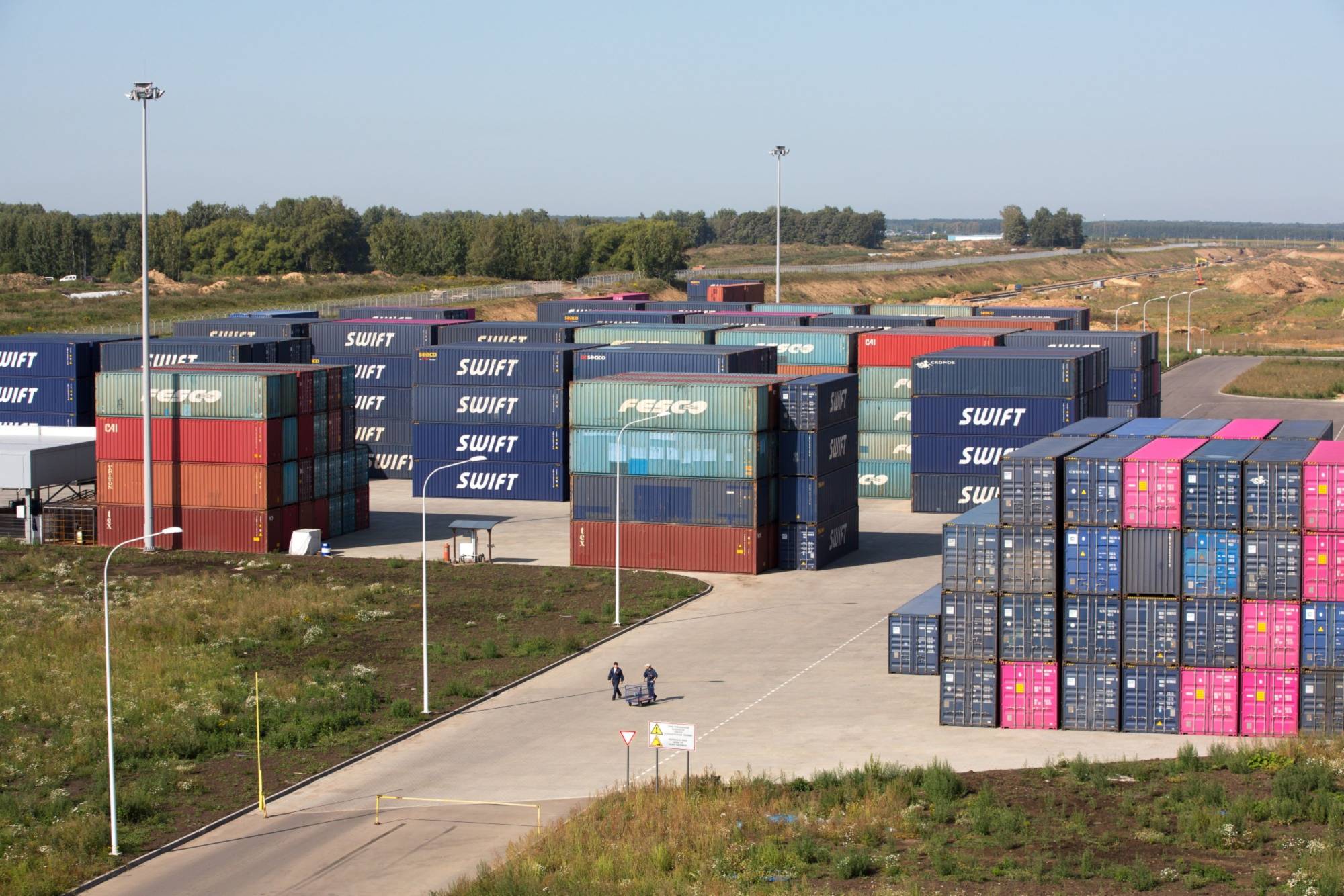 Container bên ngoài nhà máy ô tô Haval do Great Wall Motor điều hành, tại khu công nghiệp Uzlovaya, Nga - Ảnh: Bloomberg