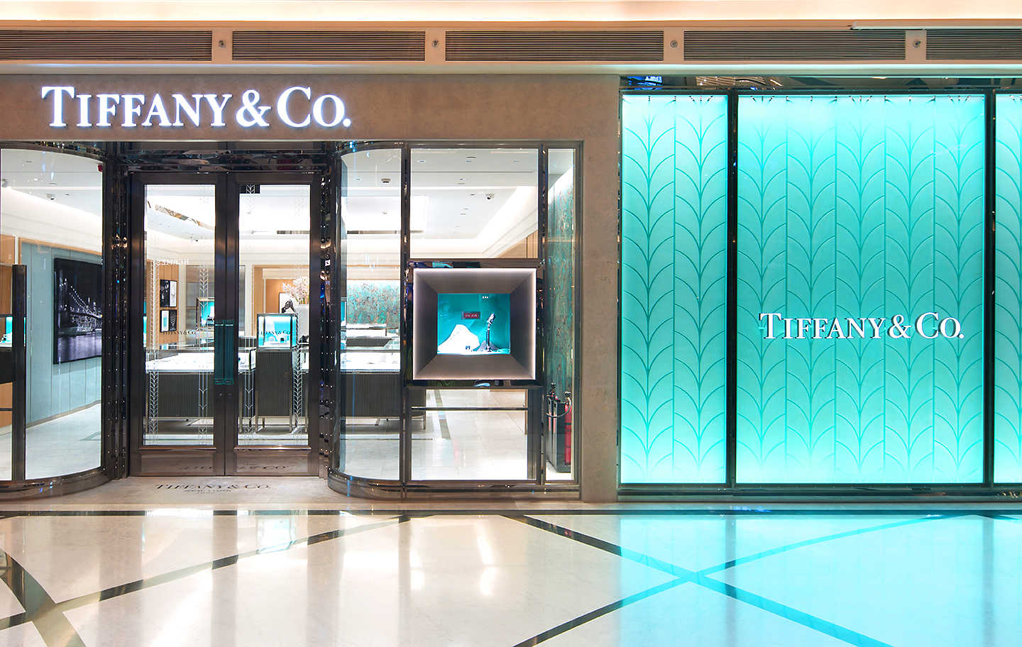 CEO Alessandro Bogliolo rời khỏi công ty khi thương vụ tập đoàn xa xỉ Pháp LVMH mua lại Tiffany được hoàn tất.