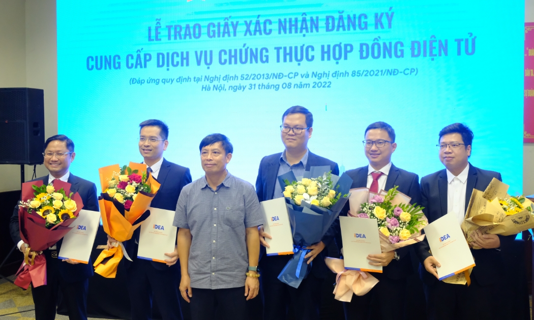 Đại diện Bộ Công Thương trao giấy xác nhận đăng ký cung cấp dịch vụ Hợp đồng điện tử cho 5 tổ chức CeCA .