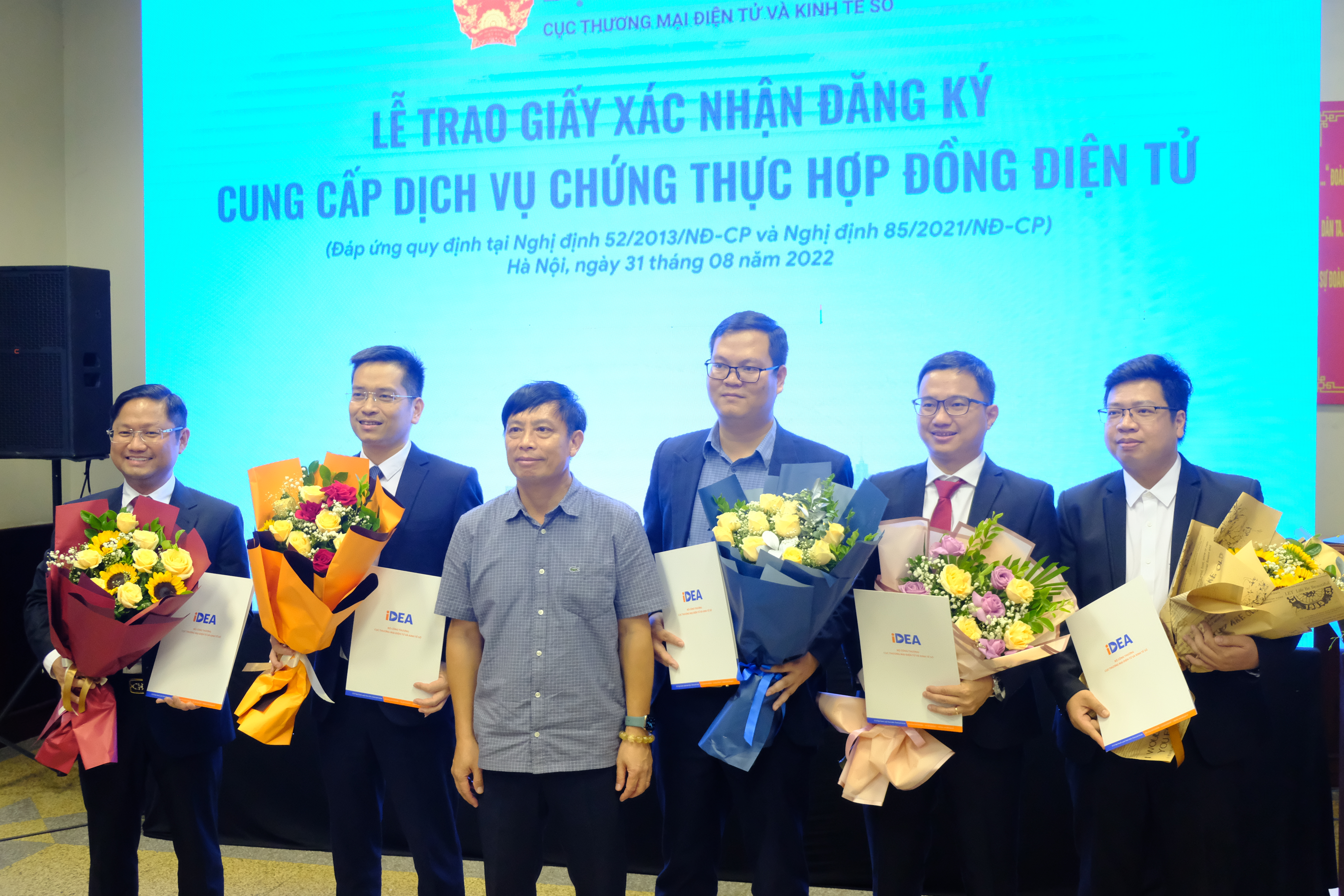 Đại diện Bộ Công Thương trao giấy xác nhận đăng ký cung cấp dịch vụ Hợp đồng điện tử cho 5 tổ chức CeCA .