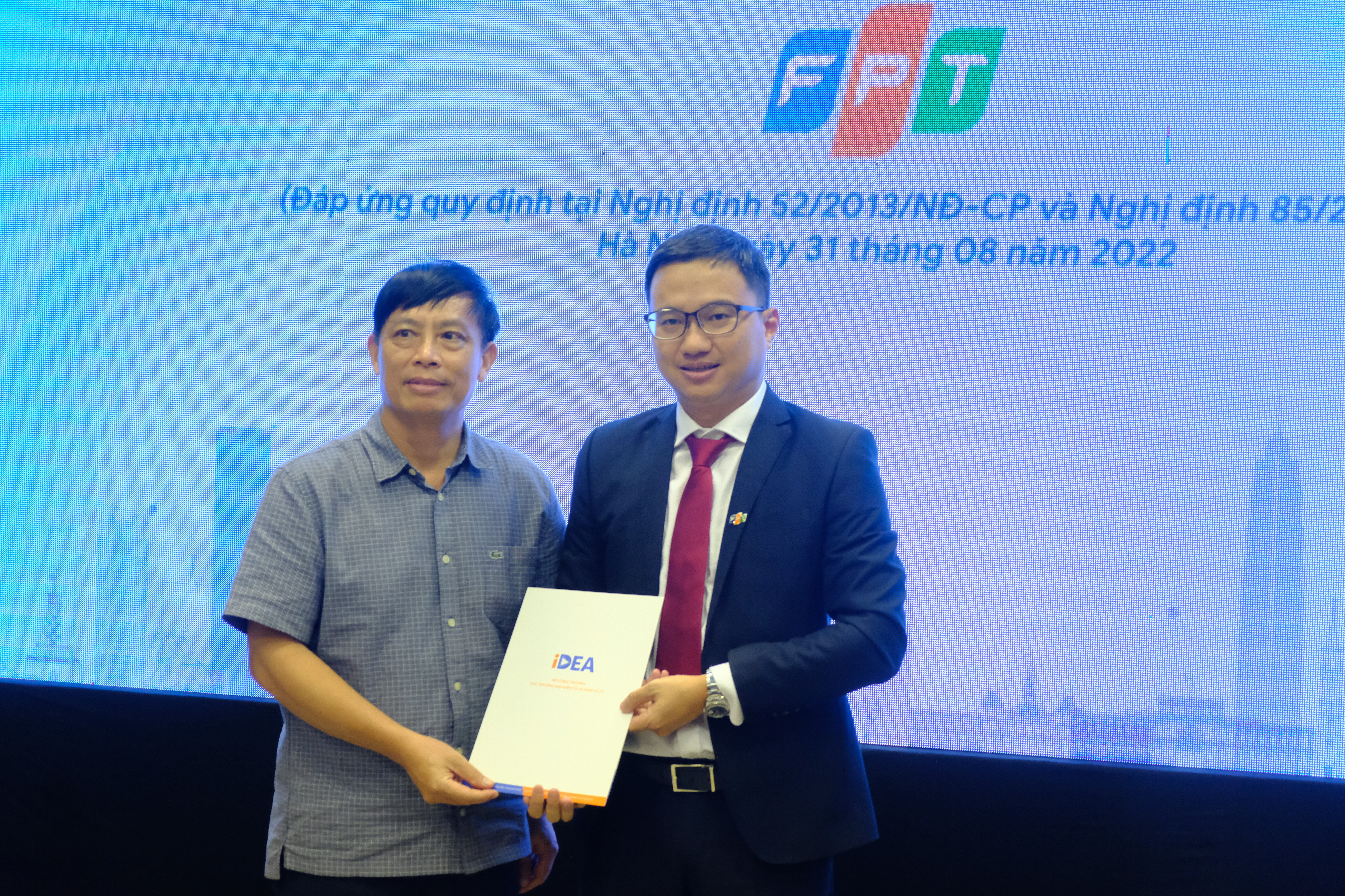 Đại diện lãnh đạo công ty Hệ thống Thông tin FPT nhận giấy đăng ký từ Bộ Công thương.