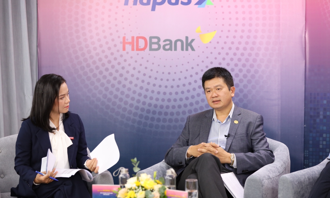 Ông Phạm Trường Giang, Phó Trưởng Phòng phụ trách phòng phát triển Thanh toán (Vụ Thanh toán – Ngân hàng Nhà nước), phát biểu tại Đối thoại chuyên đề ngày 31.8 - Ảnh: Chu Xuân Khoa.