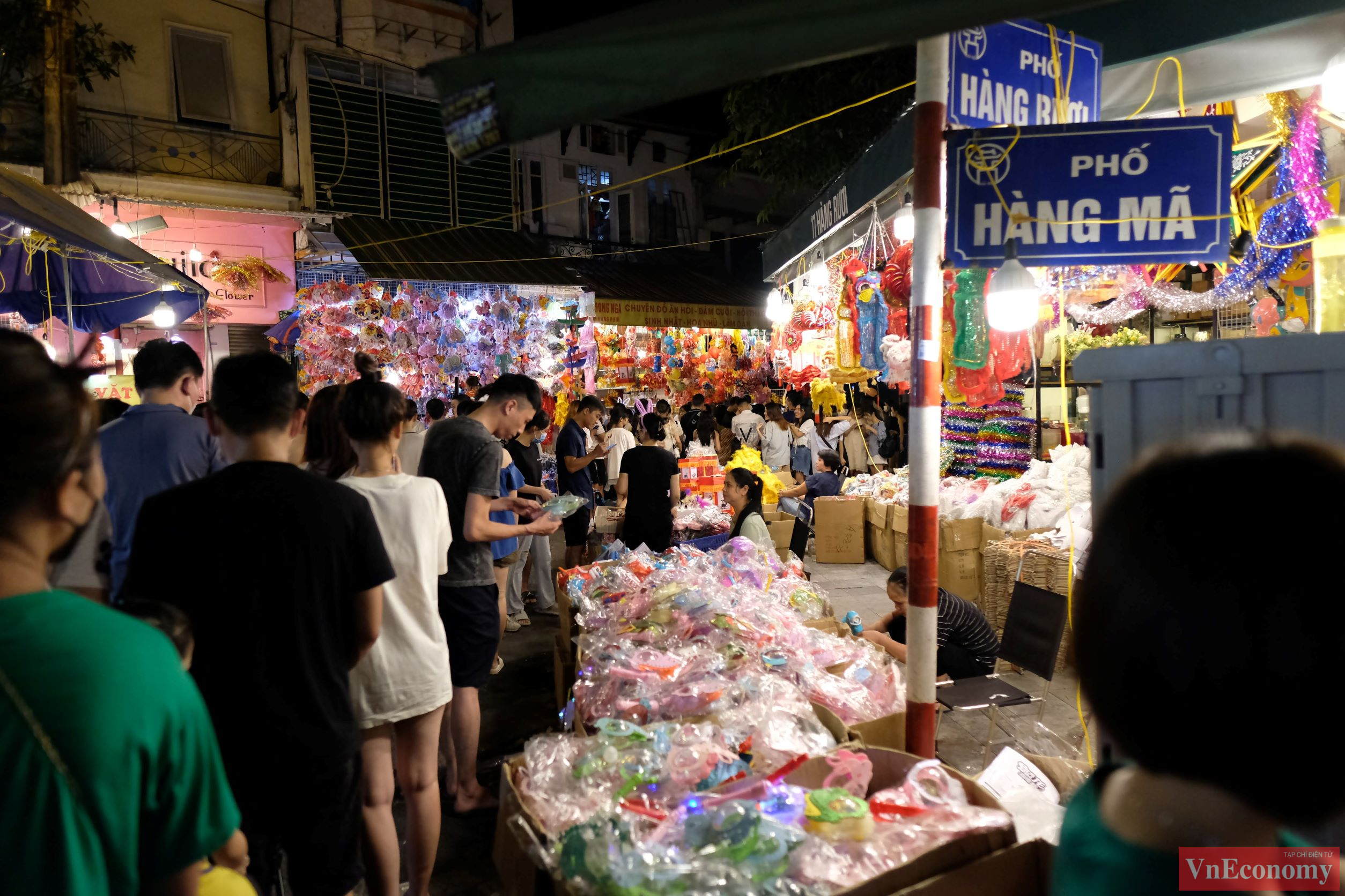Vẻ đẹp lung linh của Hàng Mã những ngày cận kề Trung thu đã trở thành nét đẹp đặc trưng riêng của phố cổ, là điểm đến quen thuộc của người dân thủ đô cũng như du khách mỗi dịp rằm tháng Tám.