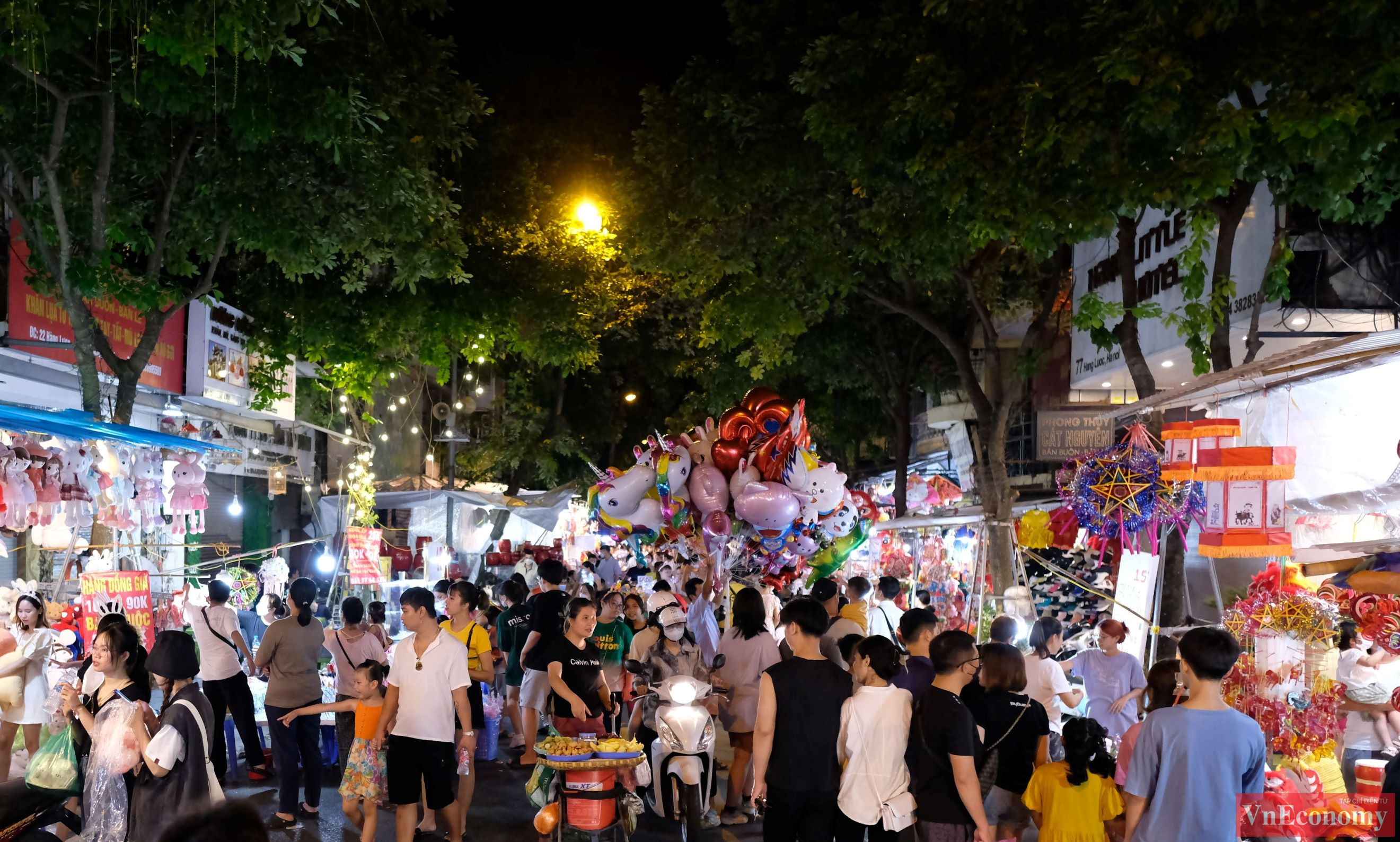 Dù đêm đã về khuya nhưng biển người 