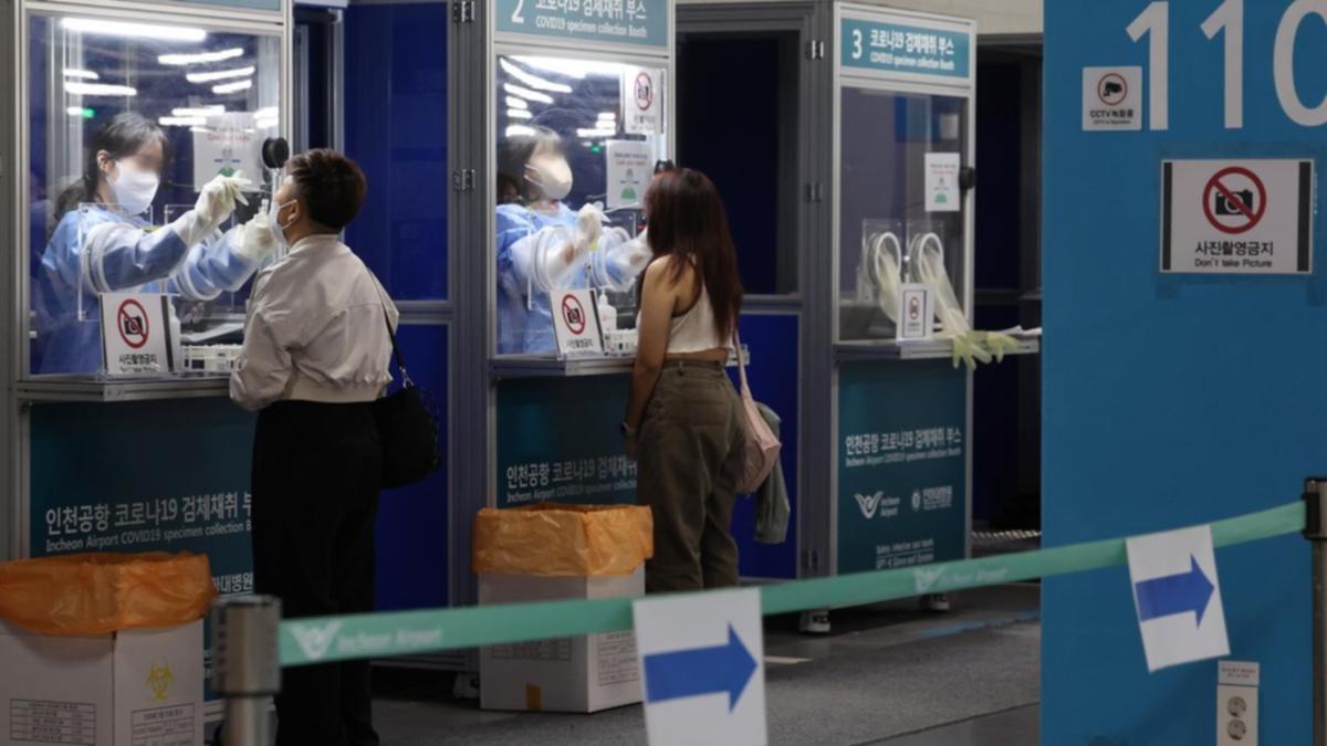 C&aacute;ch đ&acirc;y một tuần,&nbsp;Cục H&agrave;ng kh&ocirc;ng Việt Nam vừa th&ocirc;ng b&aacute;o về quy định x&eacute;t nghiệm Covid-19 trước khi nhập cảnh H&agrave;n Quốc, theo quy định của Đại sứ qu&aacute;n v&agrave; y&ecirc;u cầu tất cả h&agrave;nh kh&aacute;ch chấp h&agrave;nh.