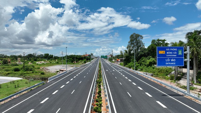 Dự án được thông xe kỹ thuật toàn tuyến vào ngày 1/1/2022, đây là một trong những dự án đường cao tốc có thời gian thi công nhanh nhất hiện nay tại Việt Nam.