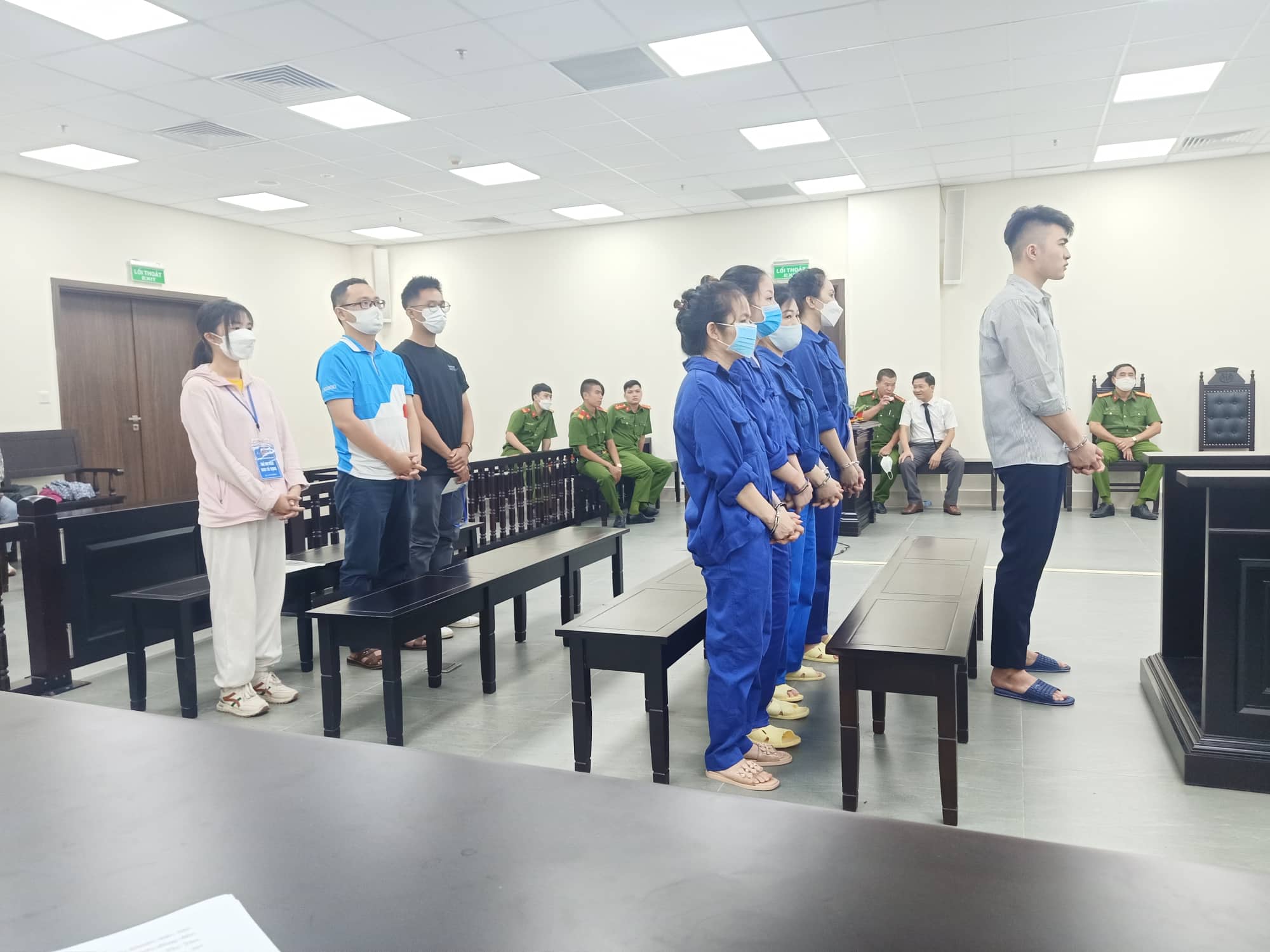 Các bị cáo hầu tòa.