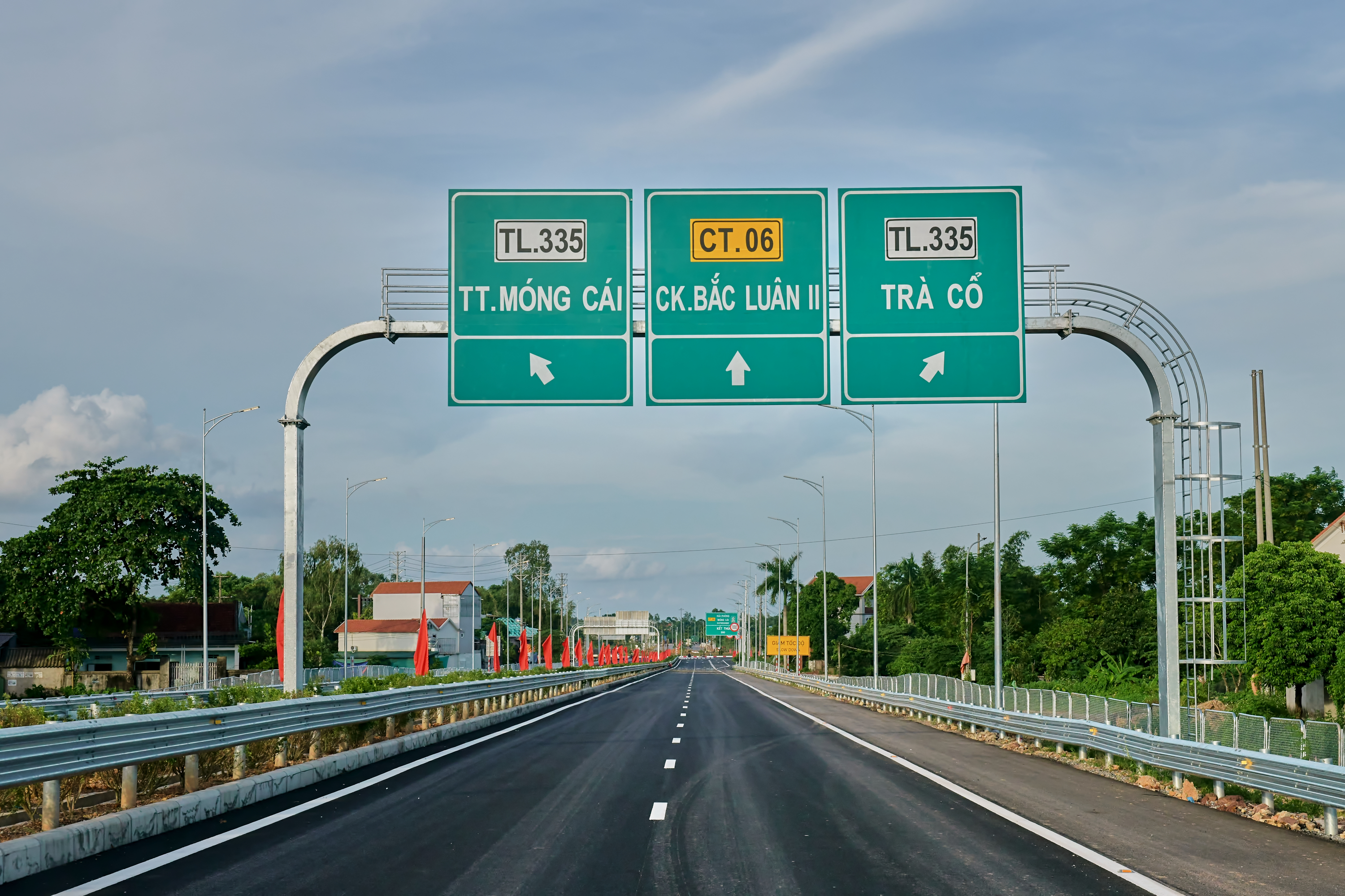 Cao tốc Vân Đồn - Móng Cái tạo điều kiện đưa tỉnh Quảng Ninh trở thành điểm giao thông trung chuyển, trung tâm logistics của vùng và quốc gia; tham gia trực tiếp vào tuyến đường cao tốc ven biển vùng duyên hải Bắc Bộ, vùng Đồng bằng sông Hồng, đưa Quảng Ninh trở thành cửa ngõ giao thông của vùng kinh tế Bắc Bộ, kết nối giao thương ASEAN với nước bạn Trung Quốc.