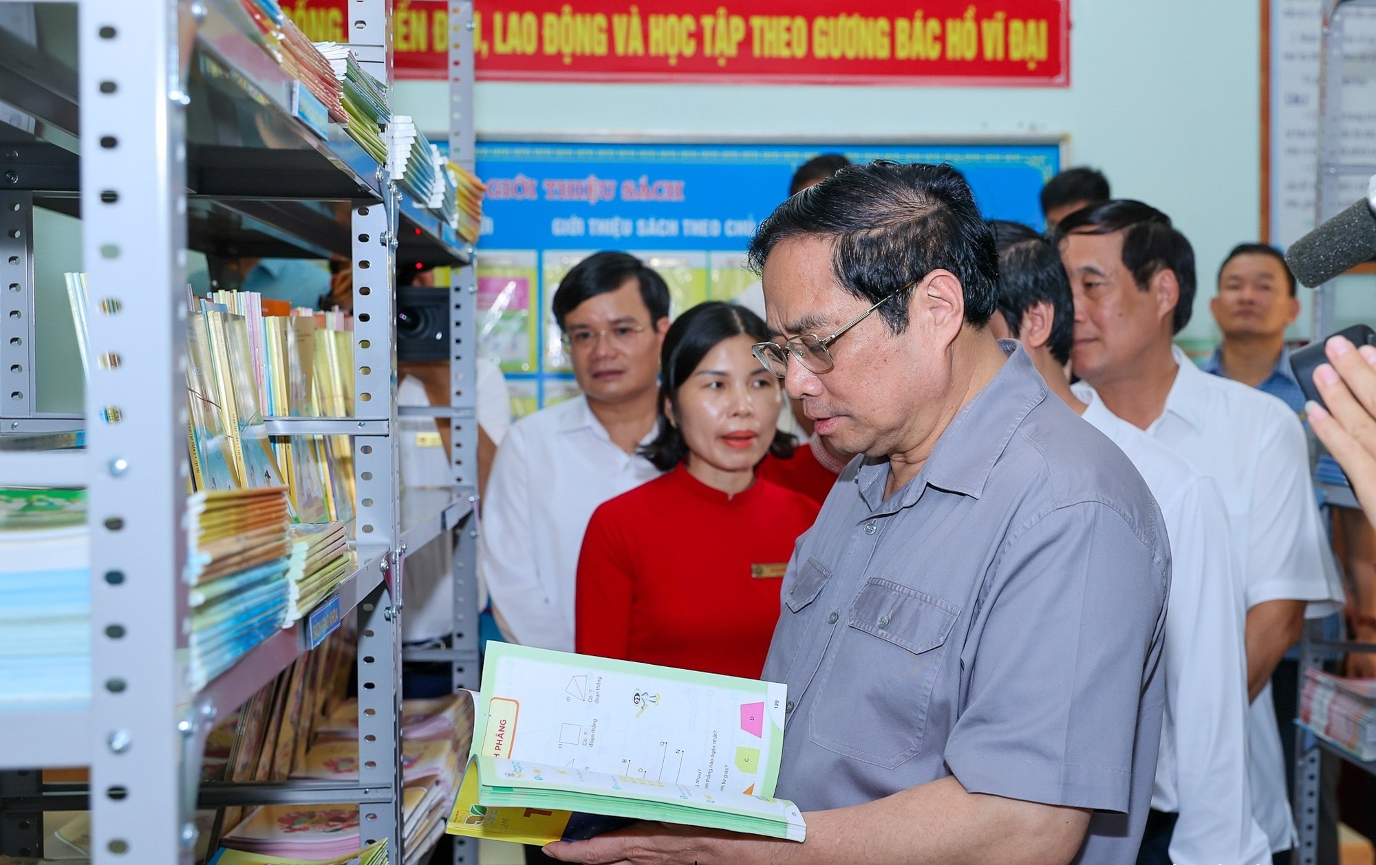 Thủ tướng lưu ý việc bảo đảm sách giáo khoa cho học sinh; không để em học sinh nào đến trường mà không có sách giáo khoa - Ảnh: VGP/Nhật Bắc