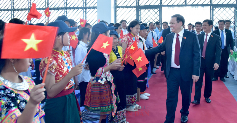 Chủ tịch Quốc hội Vương Đình Huệ và các đại biểu với học sinh Trường THPT Kỳ Sơn. Ảnh: ĐBND