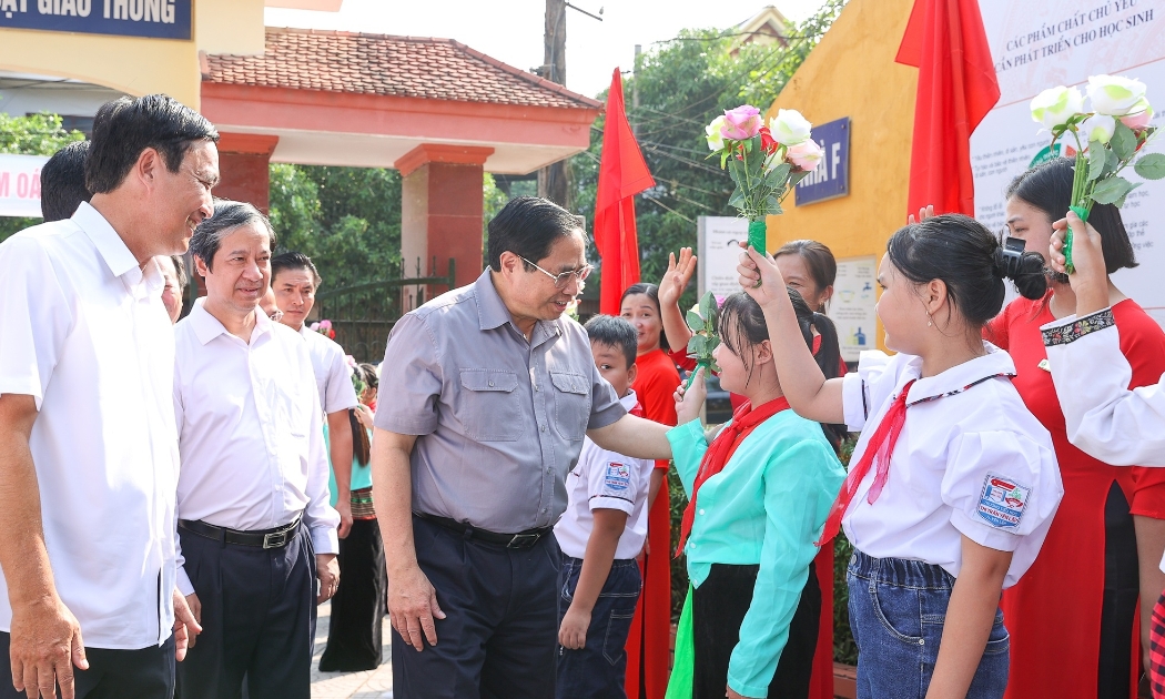 Thủ tướng Phạm Minh Chính và đoàn công tác thăm Trường tiểu học thị trấn Yên Lập. Ảnh: VGP