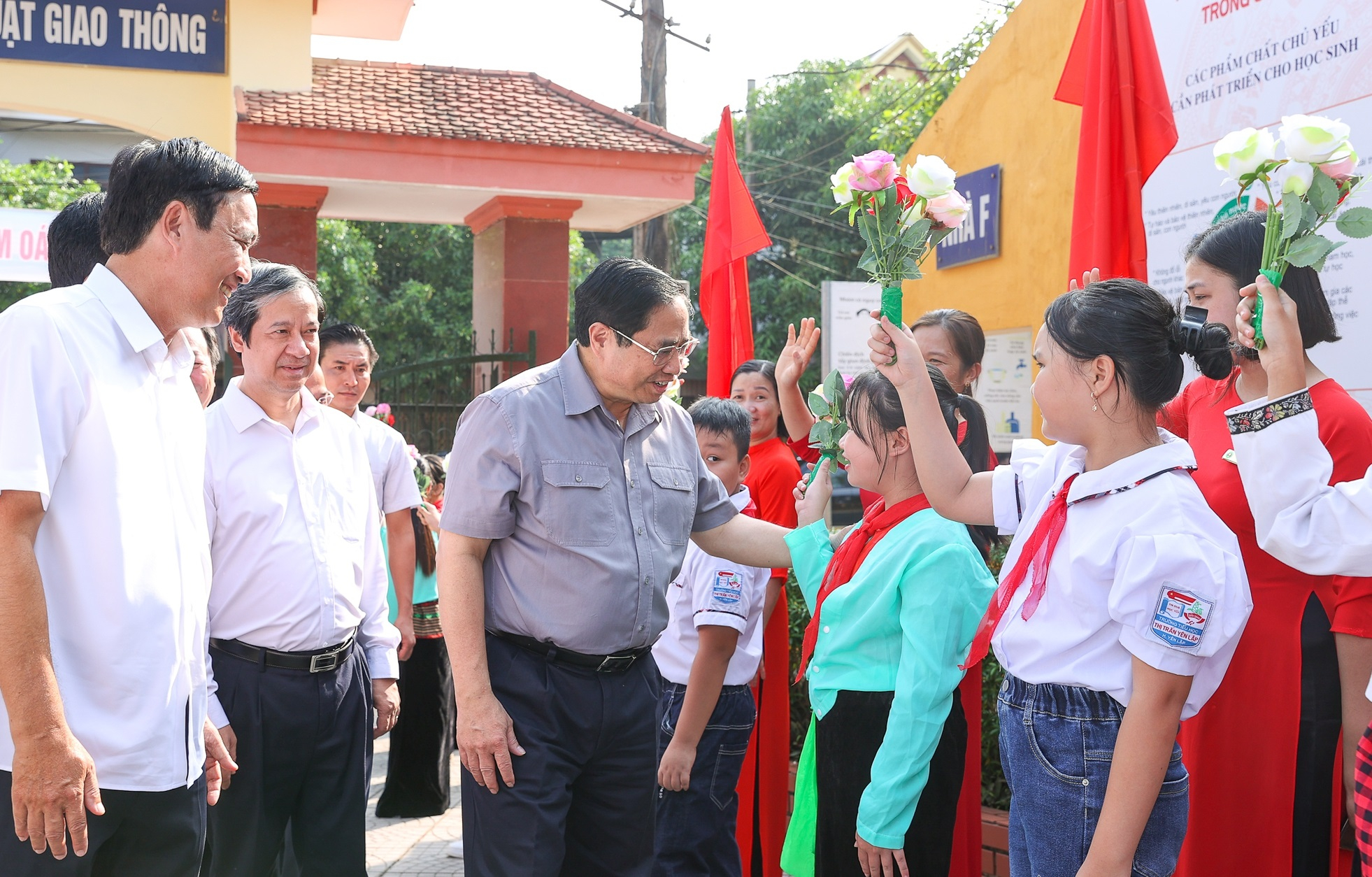 Thủ tướng Phạm Minh Chính và đoàn công tác thăm Trường tiểu học thị trấn Yên Lập. Ảnh: VGP