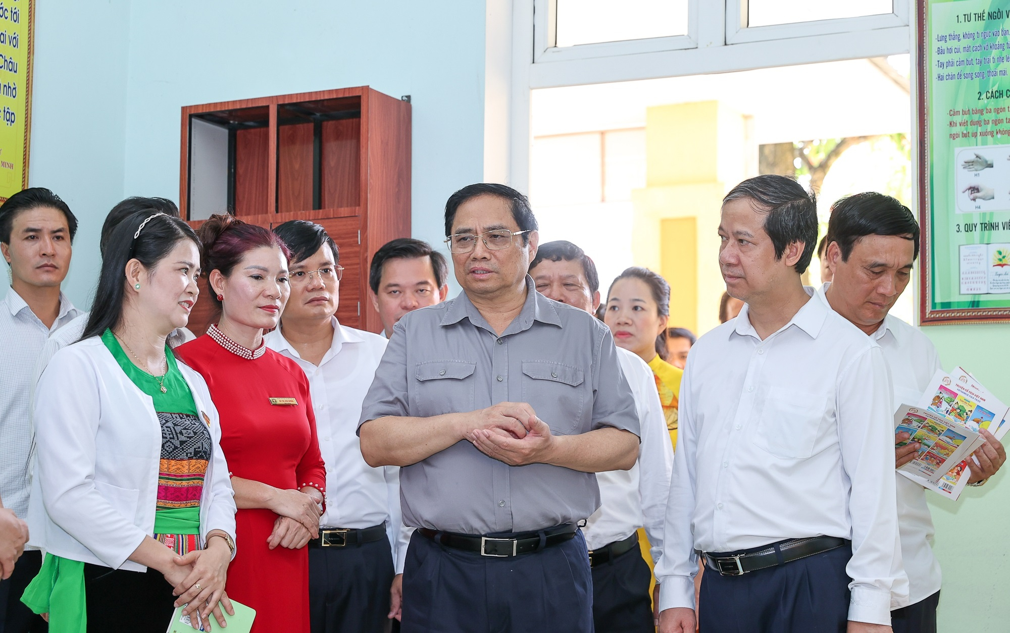 Thủ tướng tin tưởng c&aacute;c thầy c&ocirc; sẽ vượt qua mọi kh&oacute; khăn, ho&agrave;n th&agrave;nh tốt sứ mệnh vẻ vang. Ảnh: VGP/Nhật Bắc