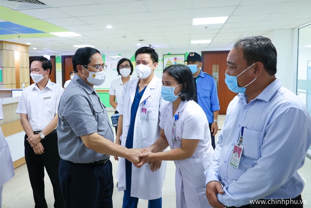 Thủ tướng thăm hỏi các thầy thuốc tại Bệnh viện Bệnh viện Sản Nhi Phú Thọ. Ảnh VGP/Nhật Bắc