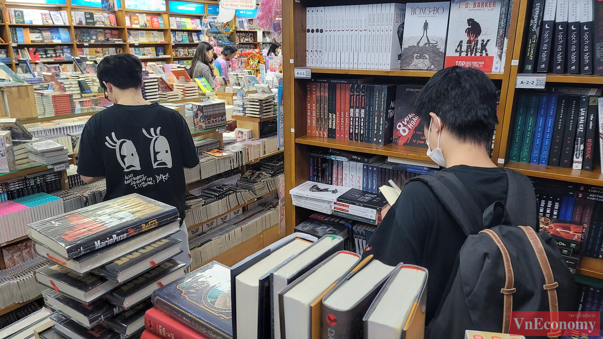Lý giải về tình trạng khan kiếm sách giáo khoa, đại diện một số nhà sách cho hay, nhu cầu về sách giáo khoa lệ thuộc vào việc các trường xây dựng tổ hợp môn học và lựa chọn đầu sách của các nhà xuất bản khác nhau nên nhà sách không 