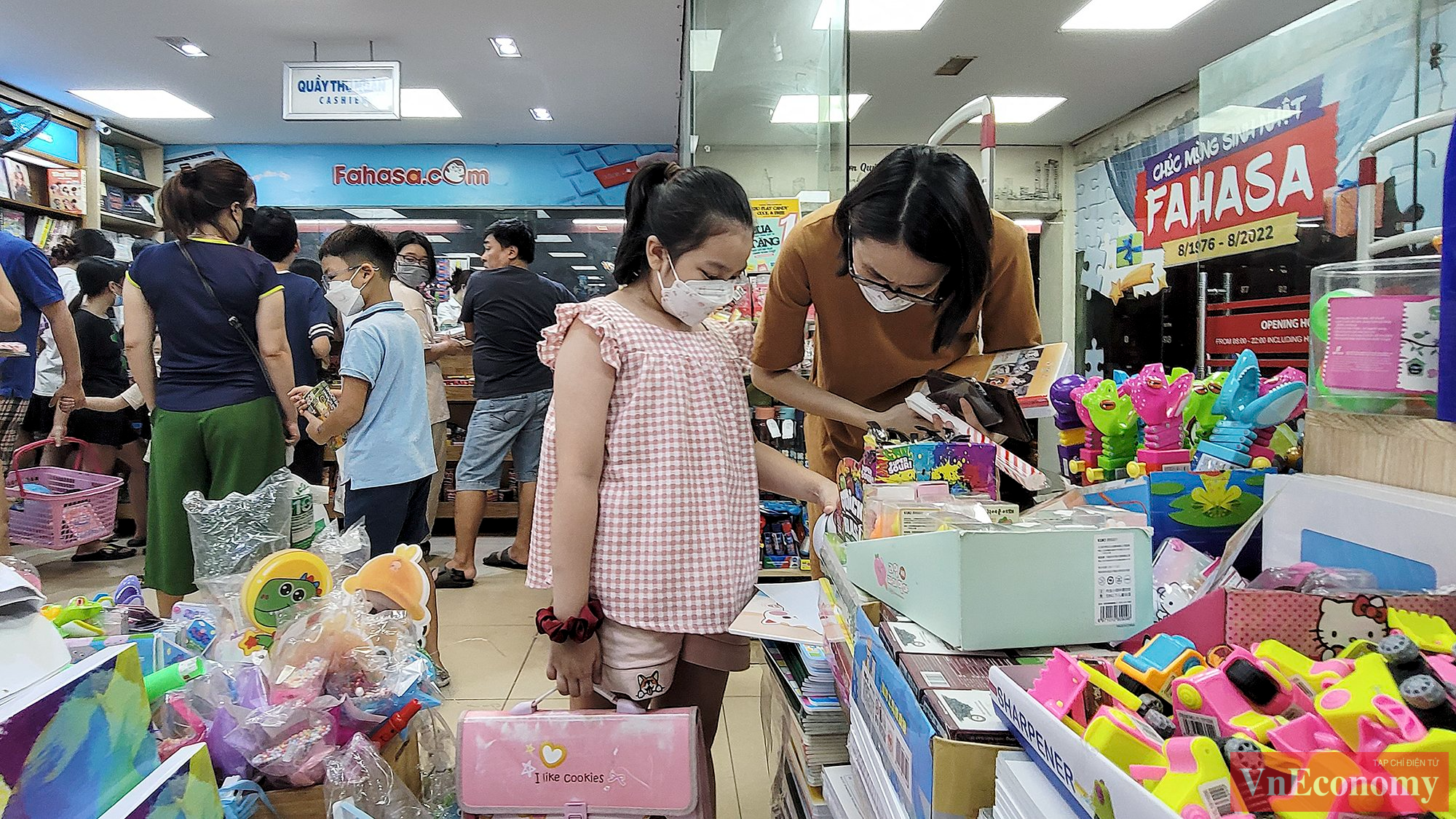 S&aacute;ng mai, lễ khai giảng bắt đầu, học sinh sẽ ch&iacute;nh thức bước v&agrave;o năm học mới 2022 - 2023. Thế nhưng, tối muộn ng&agrave;y 4/9, vẫn c&ograve;n rất đ&ocirc;ng phụ huynh v&agrave; học sinh phải tới c&aacute;c nh&agrave; s&aacute;ch để t&igrave;m mua cho đủ s&aacute;ch gi&aacute;o khoa v&agrave; đồ d&ugrave;ng học tập.