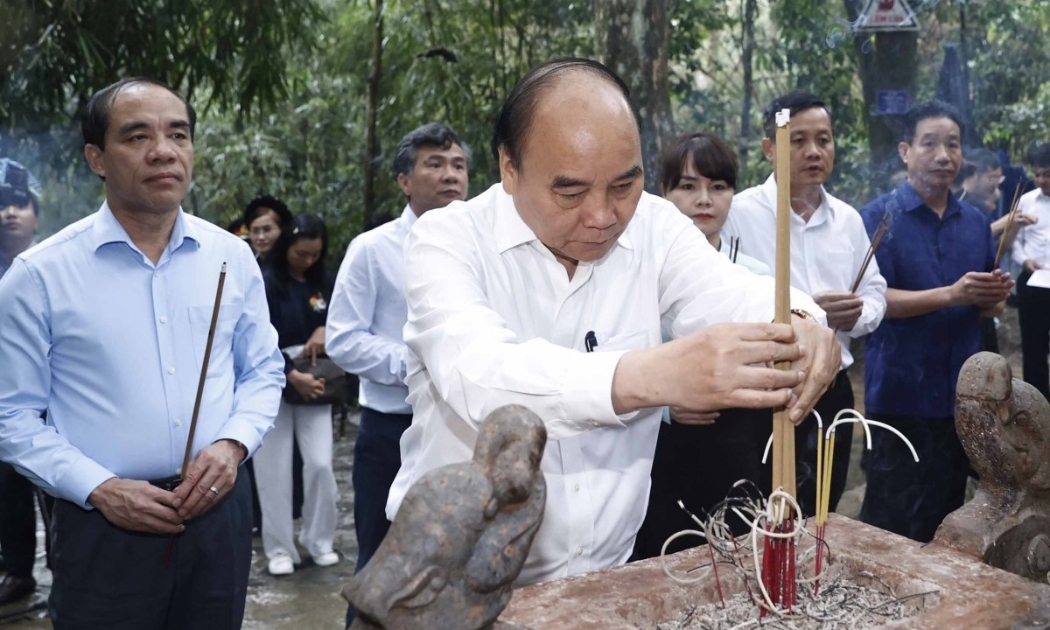 Chủ tịch nước Nguyễn Xuân Phúc dâng hương tại Khu di tích Quốc gia đặc biệt Tân Trào. Ảnh: TTXVN