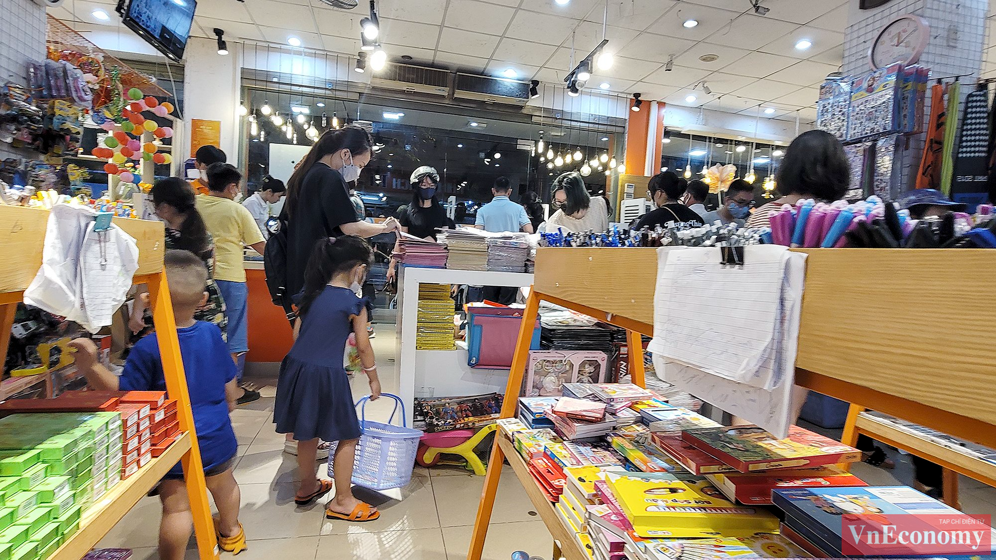 NXB Gi&aacute;o dục Việt Nam cũng khẳng định, đ&atilde; lường trước kh&oacute; khăn v&agrave; triển khai b&aacute;m s&aacute;t c&aacute;c địa phương, nh&agrave; trường để nắm bắt cụ thể số lượng từng t&ecirc;n s&aacute;ch v&agrave; số lượng cần cung ứng, đồng thời đ&atilde; chuẩn bị sẵn s&agrave;ng mọi điều kiện để c&oacute; thể triển khai in gấp, đảm bảo cung ứng đầy đủ theo nhu cầu.