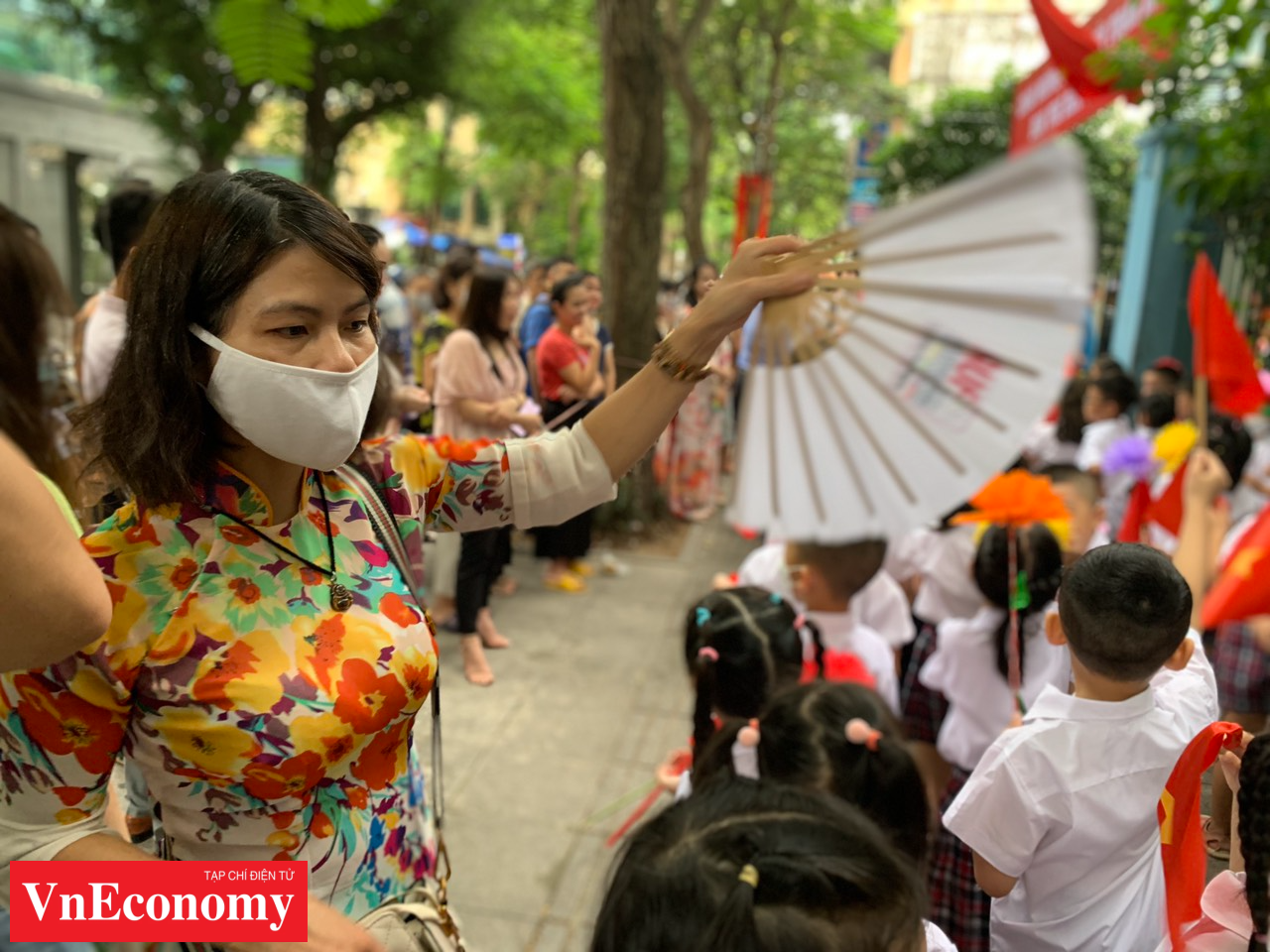 Trong thư gửi các thầy, cô giáo, cán bộ quản lý giáo dục và học sinh, sinh viên cả nước nhân dịp khai giảng năm học mới, Chủ tịch Nước Nguyễn Xuân Phúc cảm nhận được những cảm xúc đặc biệt sau một thời gian bất thường, việc học tập bị gián đoạn thường xuyên bởi đại dịch Covid-19, thầy trò lại cùng nhau tham dự lễ khai giảng trực tiếp tại ngôi trường thân yêu. 