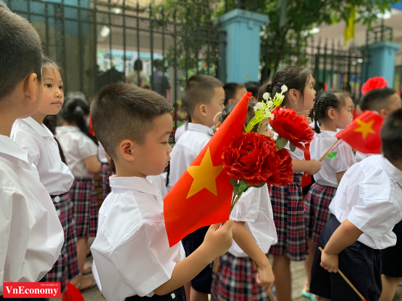 Chủ tịch nước mong c&aacute;c bậc phụ huynh quan t&acirc;m hơn nữa đến sự học của con c&aacute;i, l&agrave;m gương tốt, v&igrave; tương lai con trẻ, v&igrave; sự vẻ vang của gia đ&igrave;nh, d&ograve;ng tộc, qu&ecirc; hương, đất nước. Đối với c&aacute;c em học sinh, sinh vi&ecirc;n, h&atilde;y ph&aacute;t huy truyền thống hiếu học của d&acirc;n tộc, tiếp thu tinh hoa tri thức của nh&acirc;n loại, c&oacute; kh&aacute;t vọng cống hiến v&agrave; tự cường, g&oacute;p phần x&acirc;y dựng đất nước ta th&ecirc;m gi&agrave;u đẹp, phồn vinh.