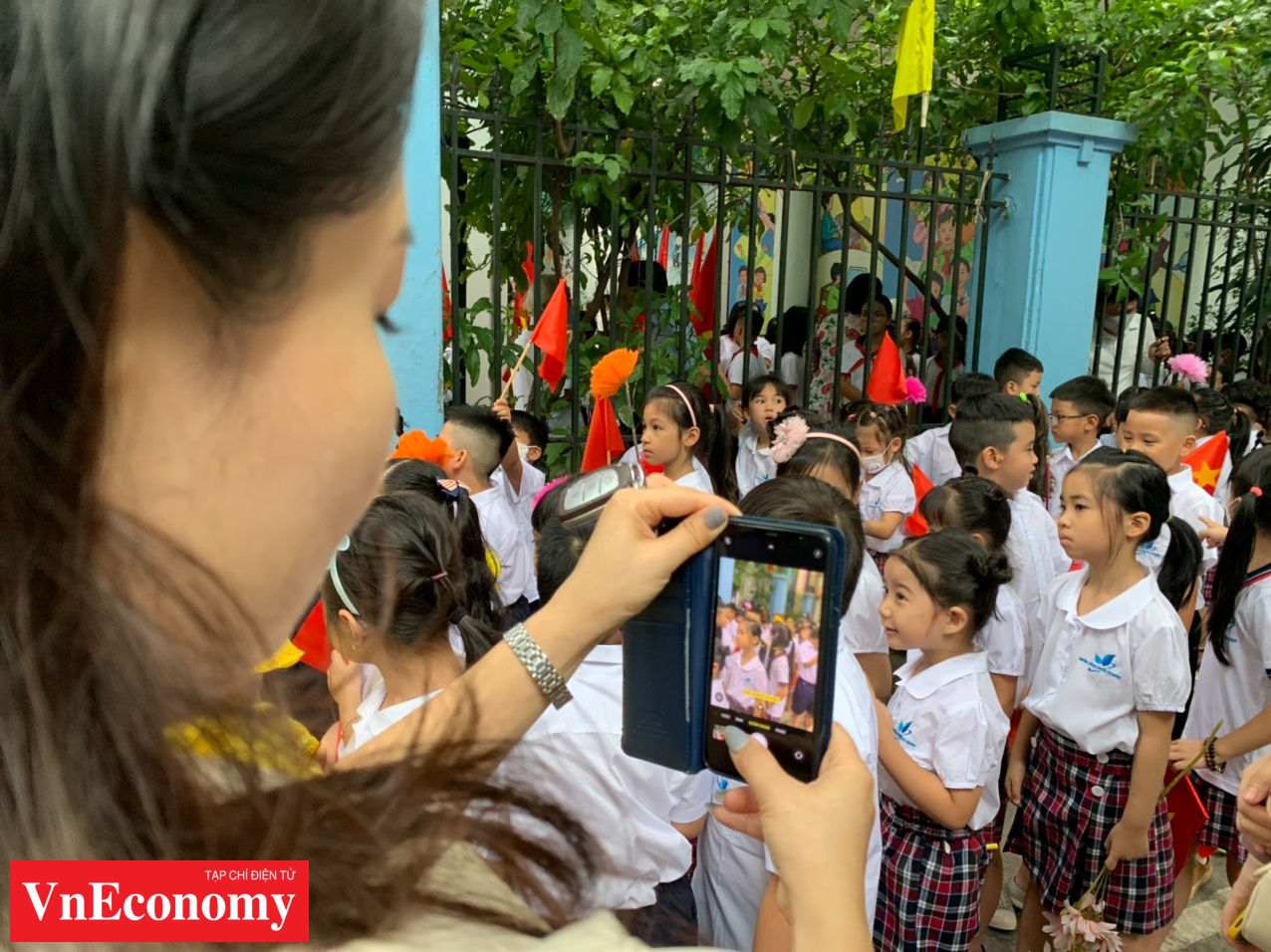 Nhiều tỉnh, th&agrave;nh phố tr&ecirc;n cả nước đ&atilde; c&oacute; th&ocirc;ng b&aacute;o miễn học ph&iacute; cho trẻ mầm non v&agrave; học sinh phổ th&ocirc;ng tr&ecirc;n địa b&agrave;n.&nbsp;Cụ thể, &iacute;t nhất 6 địa phương tr&ecirc;n cả nước quyết định miễn học ph&iacute; cho học sinh năm học 2022-2023 bao gồm: Cần Thơ, Đ&agrave; Nẵng, Hải Ph&ograve;ng, B&agrave; Rịa - Vũng T&agrave;u, Bắc Kạn, Quảng Ninh.&nbsp;B&ecirc;n cạnh đ&oacute;, một số địa phương tạm thời chưa thu học ph&iacute;, như H&agrave; Nội, TP.HCM, C&agrave; Mau, S&oacute;c Trăng... Đ&acirc;y l&agrave; th&ocirc;ng tin khiến nhiều phụ huynh rất phấn khởi trong ng&agrave;y khai giảng.&nbsp;