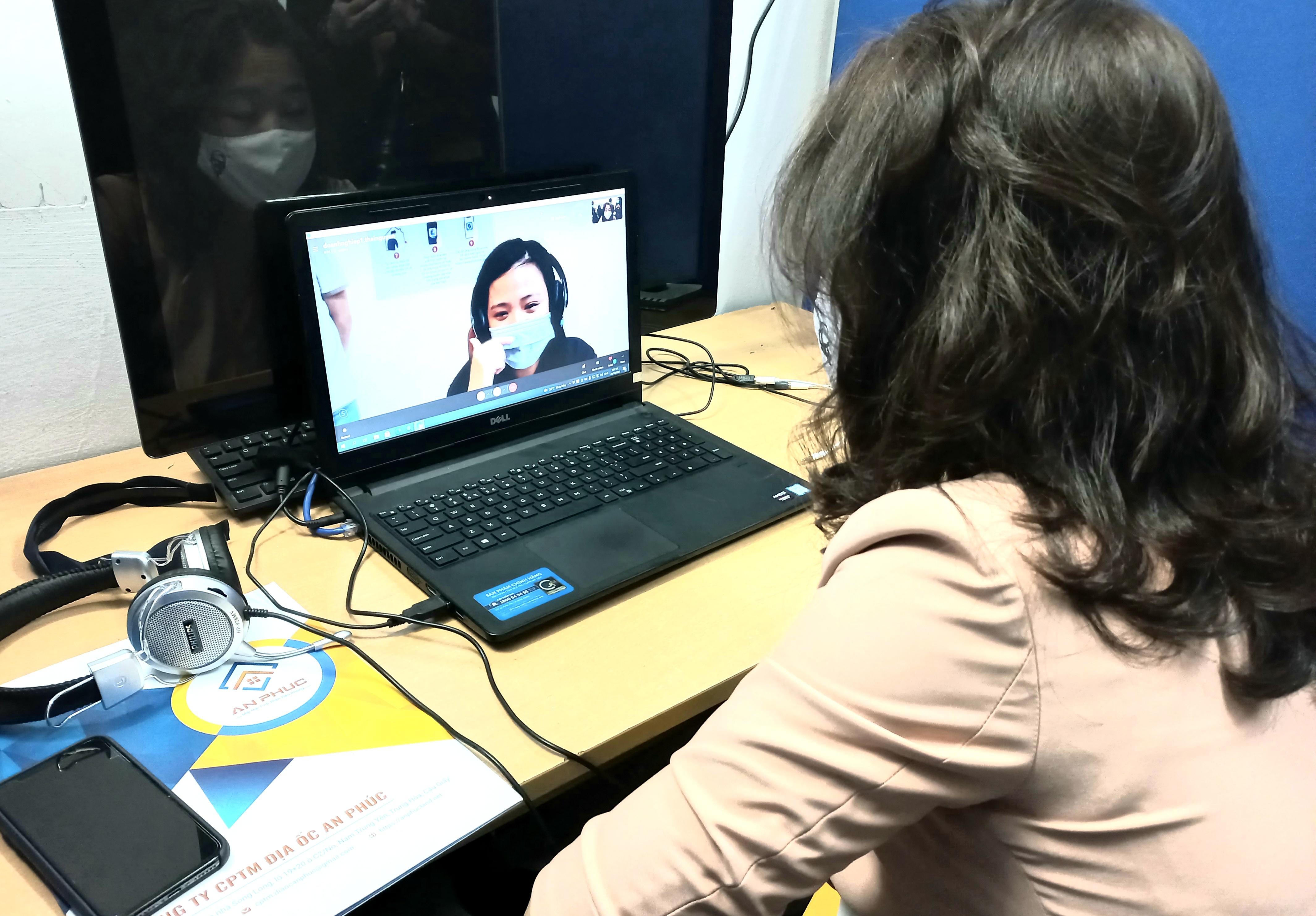 Doanh nghiệp phỏng vấn trực tuyến người lao động tại sàn việc làm Hà Nội. Ảnh - Nhật Dương. 