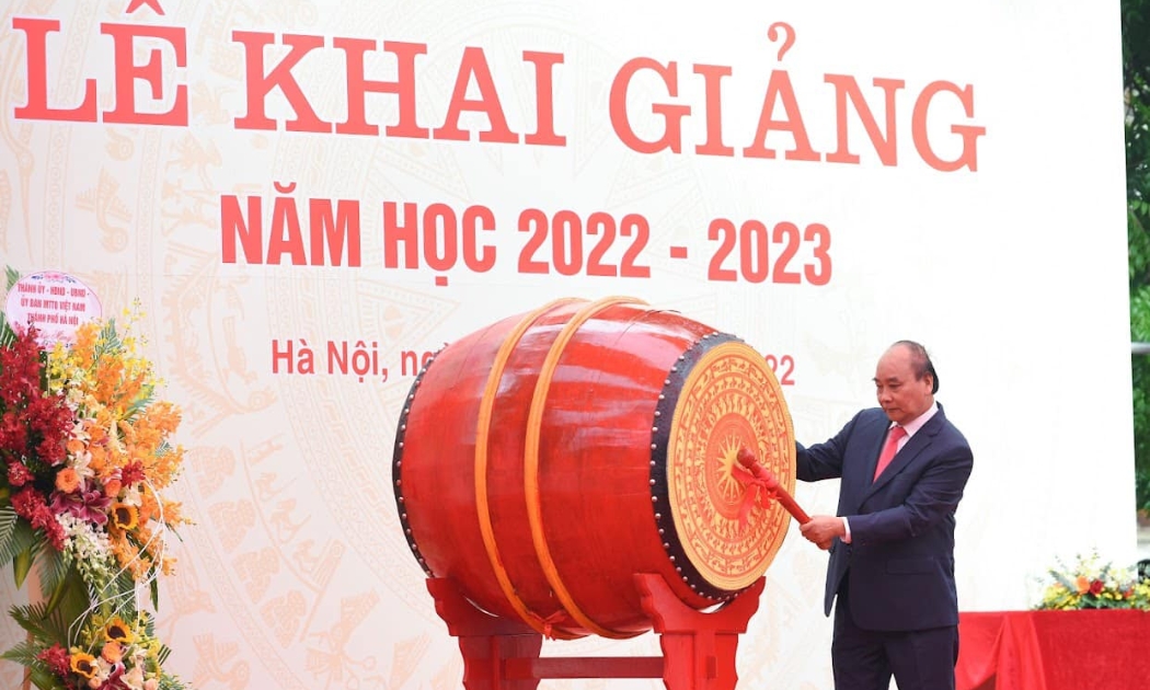 Chủ tịch nước Nguyễn Xuân Phúc dự và đánh trống khai giảng năm học mới 2022- 2023 tại Trường Trung học Phổ thông Chuyên Khoa học Tự nhiên, Đại học Khoa học Tự nhiên.