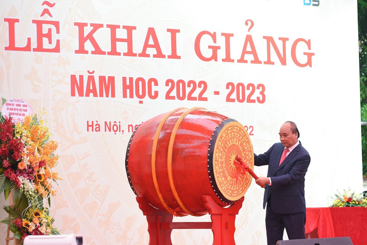 Chủ tịch nước Nguyễn Xuân Phúc dự và đánh trống khai giảng năm học mới 2022- 2023 tại Trường Trung học Phổ thông Chuyên Khoa học Tự nhiên, Đại học Khoa học Tự nhiên.