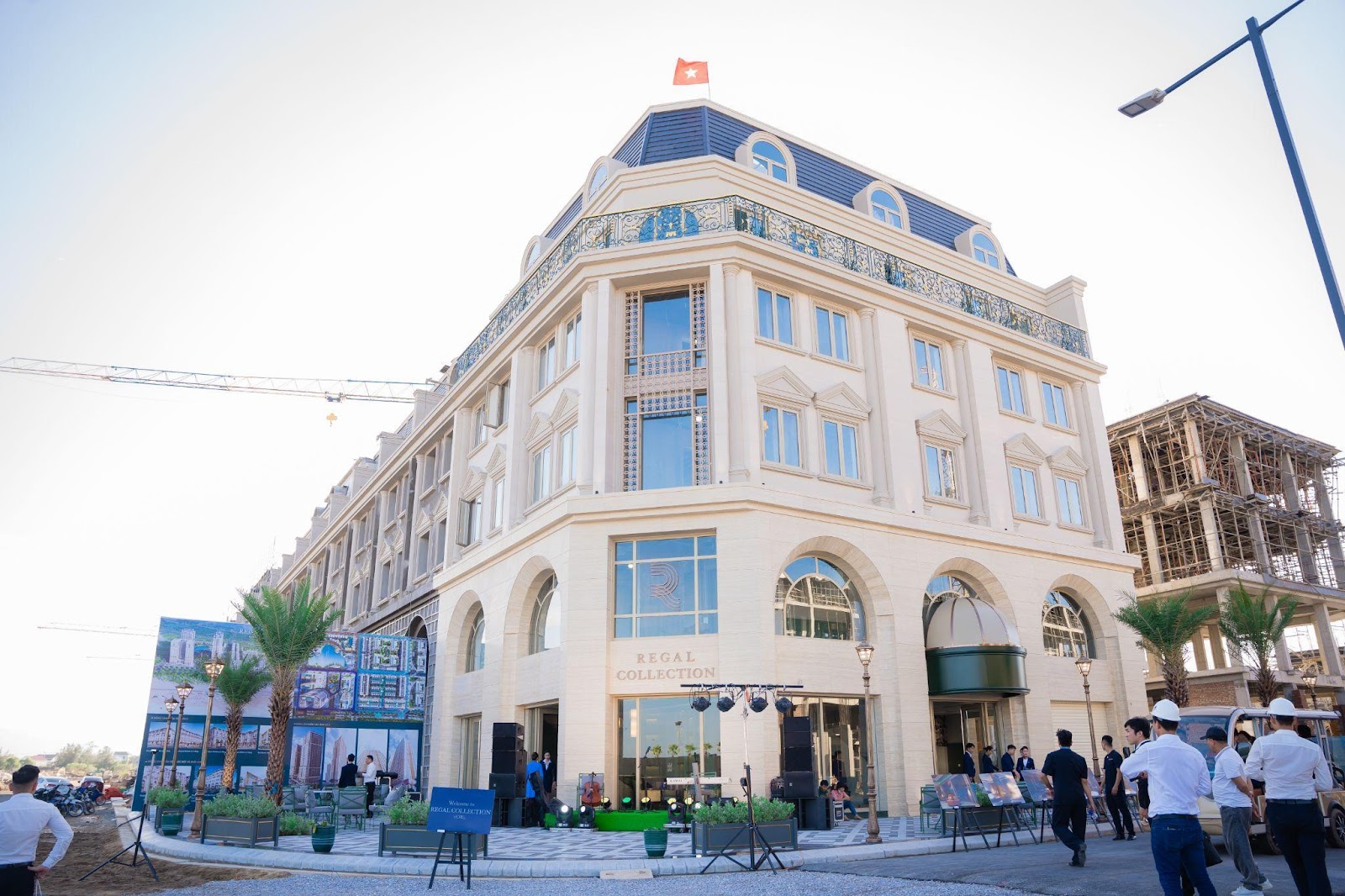 Kh&aacute;ch sạn Regal Collection dự kiến sẽ đi v&agrave;o hoạt động th&aacute;ng 11/2022 với kiến tr&uacute;c indochine diễm lệ, quy tụ hệ vật liệu ti&ecirc;u chuẩn quốc tế.