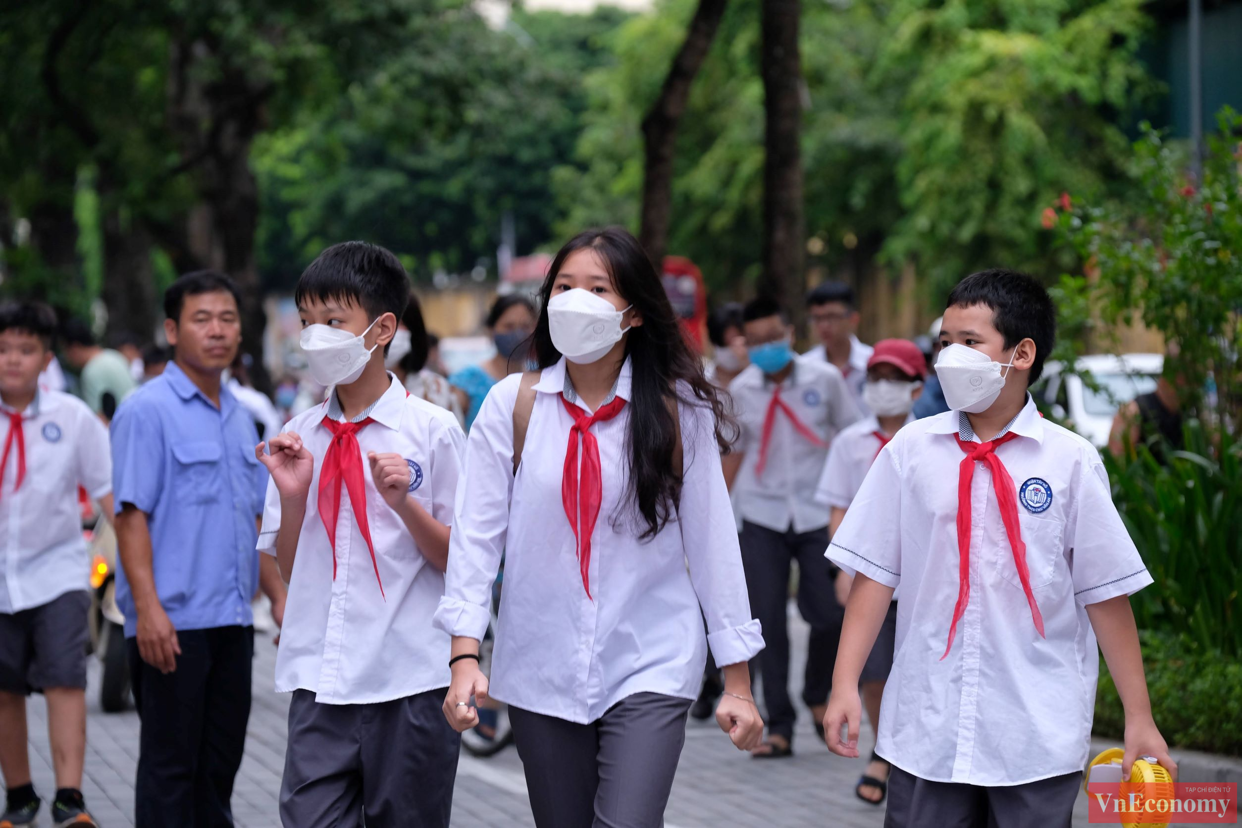 Dù là các em học sinh đầu cấp hay các anh chị cuối cấp, dù dịu dàng trong tà áo dài trắng hay năng động với bộ đồng phục tđại diện cho ngôi trường yêu dấu, ai cũng tỏ ra phấn khởi với lễ khai giảng trực tiếp sau khi đại dịch đã dần được kiểm soát. 