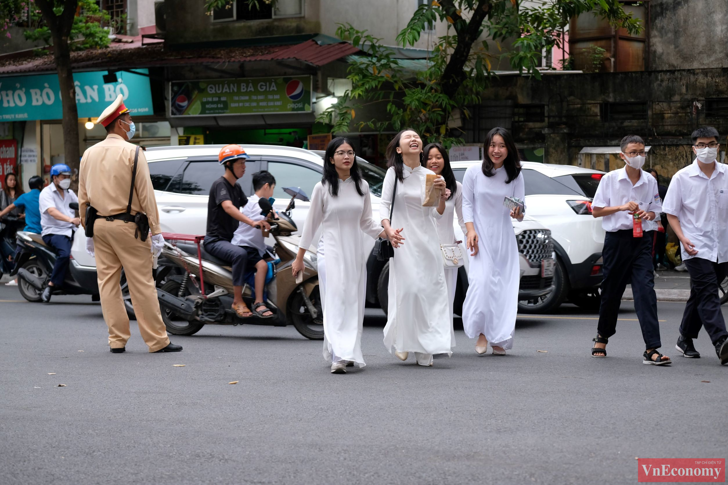 Ngay từ sáng sớm, những con phố trở nên nhộp nhịp hơn nhờ có bước chân của hàng triệu học sinh vui tới trường.