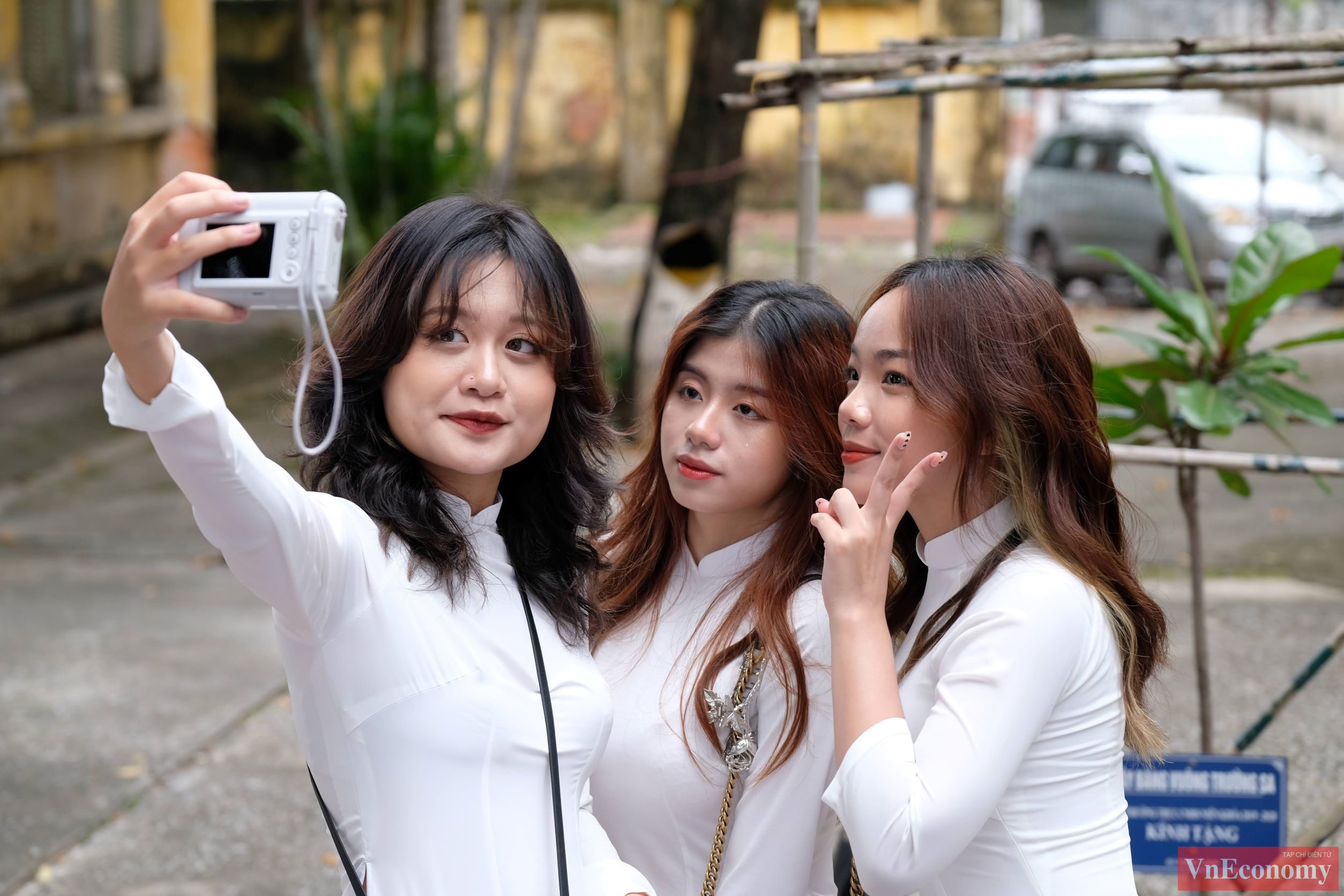 Có thể nói, chính tà áo dài trắng nữ sinh đã làm nên một chút rất riêng của ngày hội khai trường, cũng là nét chấm phá của mùa thu Hà Nội.