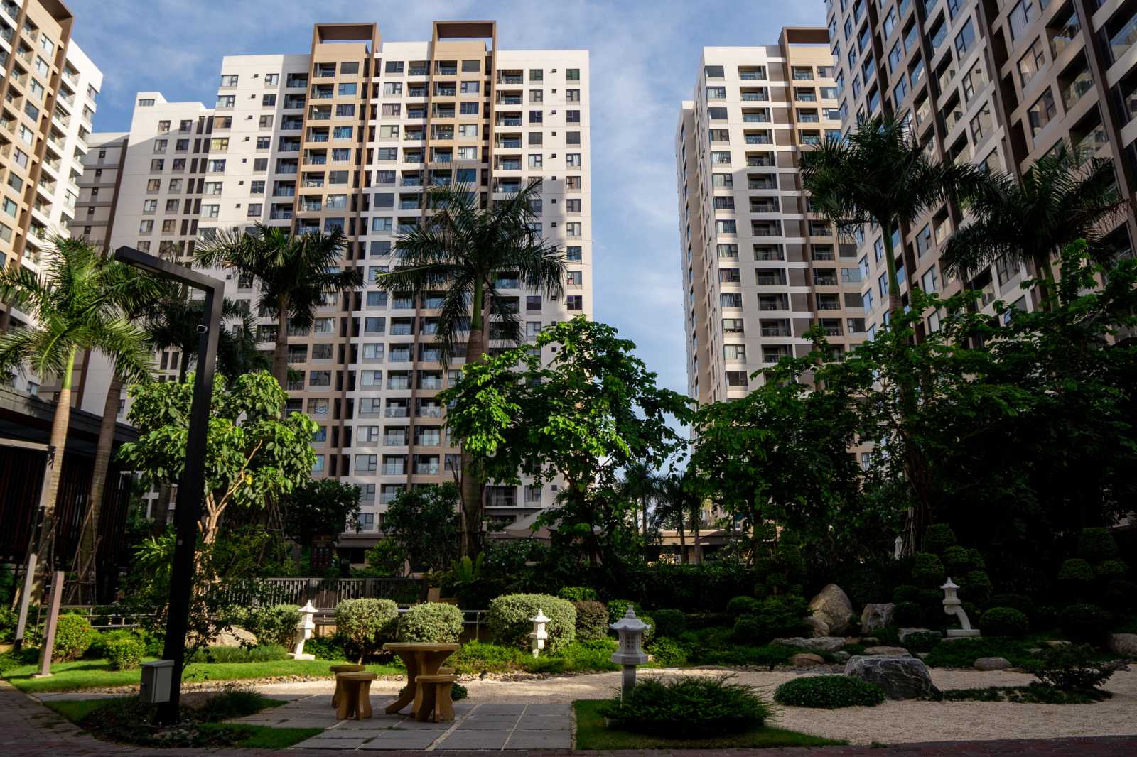 Akari City là dự án căn hộ đáp ứng nhu cầu ở thật nổi bật tại khu Tây. Giai đoạn 1 của dự án đã bàn giao cho cư dân vào sinh sống.