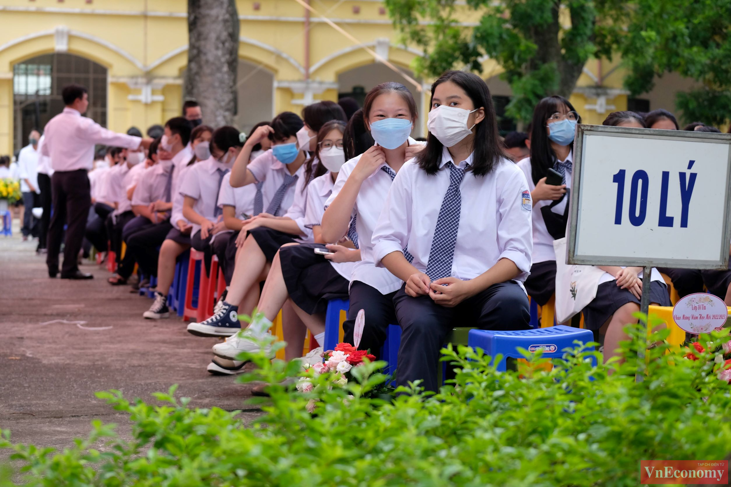 Tại trường THPT Chu Văn An, lễ khai giảng năm học mới gọn nhẹ, theo tinh thần giảm bớt những phần rườm rà của phần 