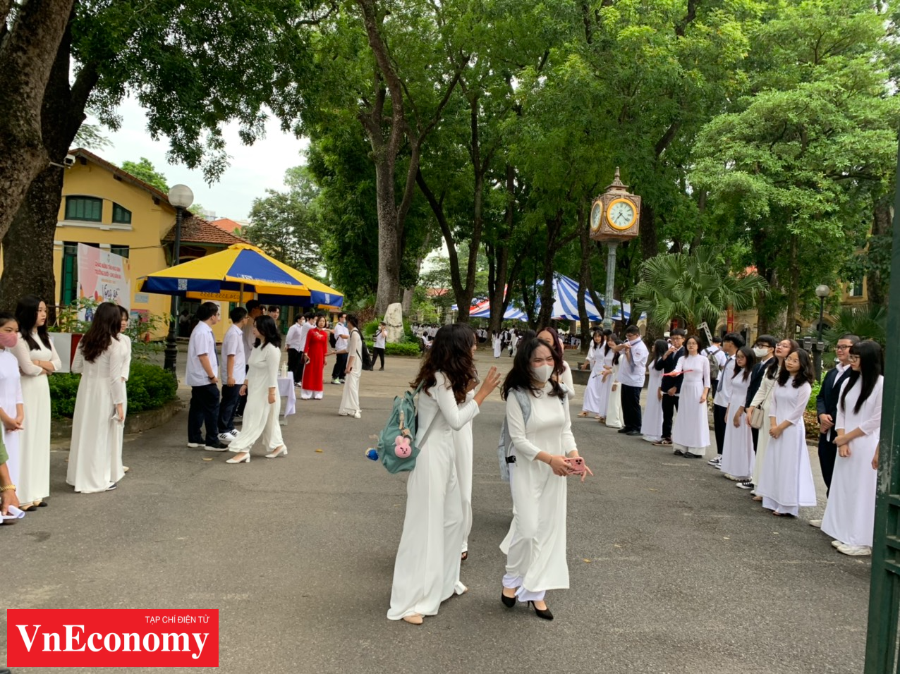 Học sinh trường Trung học Phổ thông Chu Văn An, Hà Nội nô nức đến trường khai giảng