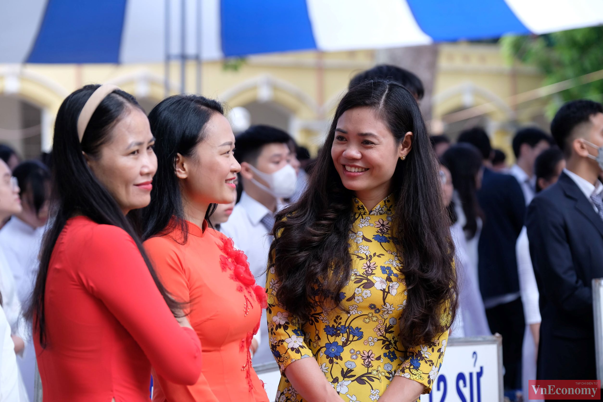 Không chỉ các em học sinh, ngay cả các thầy cô giáo cũng chào đón Lễ Khai giảng trực tiếp tại trường với tâm trạng hân hoan, phấn khởi.