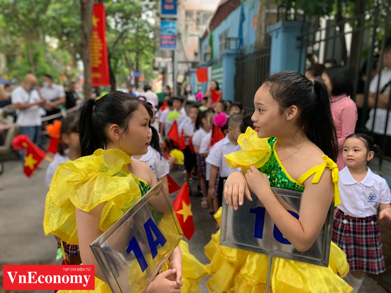 Năm học 2022-2023, theo lộ tr&igrave;nh đổi mới, chương tr&igrave;nh gi&aacute;o dục phổ th&ocirc;ng 2018 sẽ bắt đầu triển khai đối với c&aacute;c khối lớp 3, 7 v&agrave; 10. So với chương tr&igrave;nh cũ, chương tr&igrave;nh mới c&oacute; một số điều chỉnh nhằm hướng tới mục ti&ecirc;u ph&aacute;t triển phẩm chất v&agrave; những năng lực cốt l&otilde;i cho học sinh.