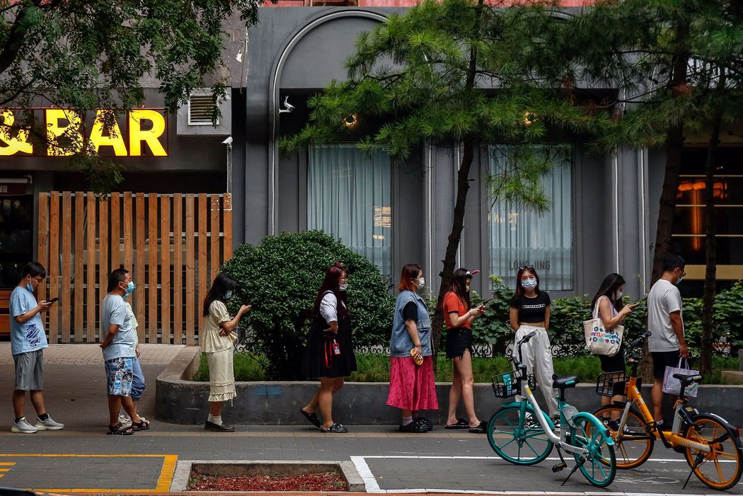 Xếp h&agrave;ng để x&eacute;t nghiệm Covid-19 ở Bắc Kinh, Trung Quốc. Chiến lược Zero Covid đ&atilde; k&igrave;m h&atilde;m tăng trưởng kinh tế nước n&agrave;y - Ảnh: Shutterstock