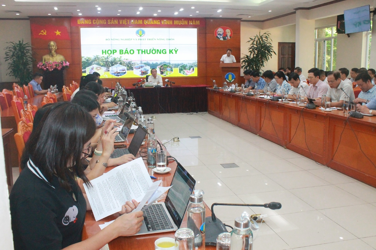Thứ trưởng Phùng Đức Tiến chủ trì họp báo.