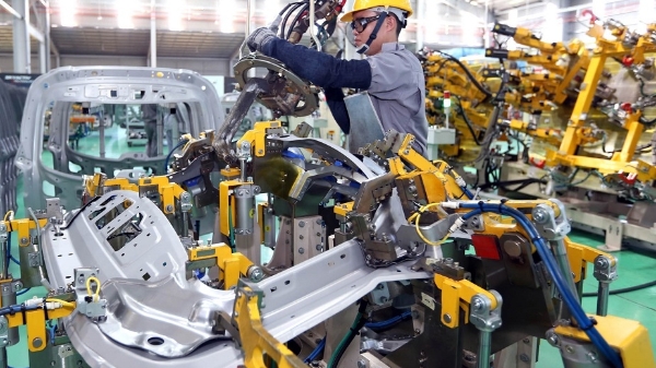 Khắc phục khó khăn để phục hồi, sản xuất công nghiệp tăng nhẹ trong tháng 10