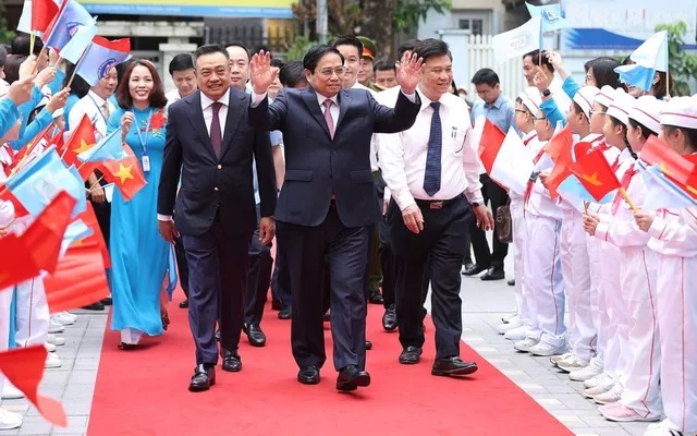 Thủ tướng Phạm Minh Chính và các đại biểu đến dự lễ khai giảng năm học mới tại Trường Tiểu học Đoàn Thị Điểm Hà Nội.
