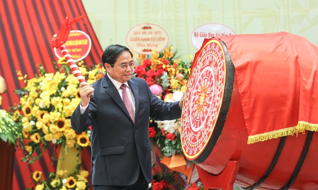 Thủ tướng Chính phủ Phạm Minh Chính dự lễ và đánh trống khai giảng năm học mới tại Trường Tiểu học Đoàn Thị Điểm, quận Nam Từ Liêm, Hà Nội.