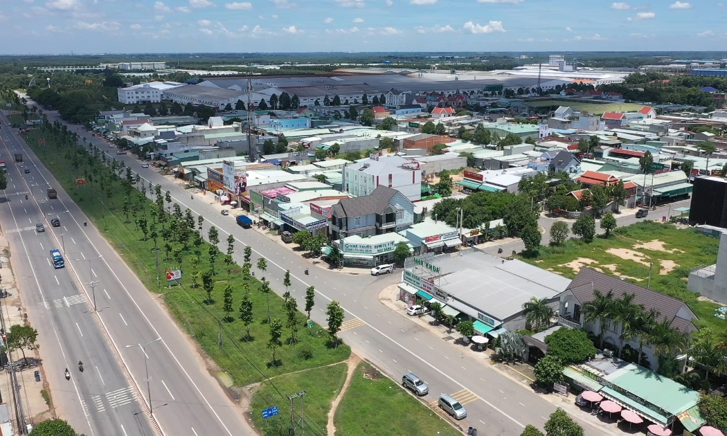 Công nghiệp phát triển kéo theo dân cư sinh sống sầm uất, giúp thị trường bất động sản Bình Dương phát triển bền vững.