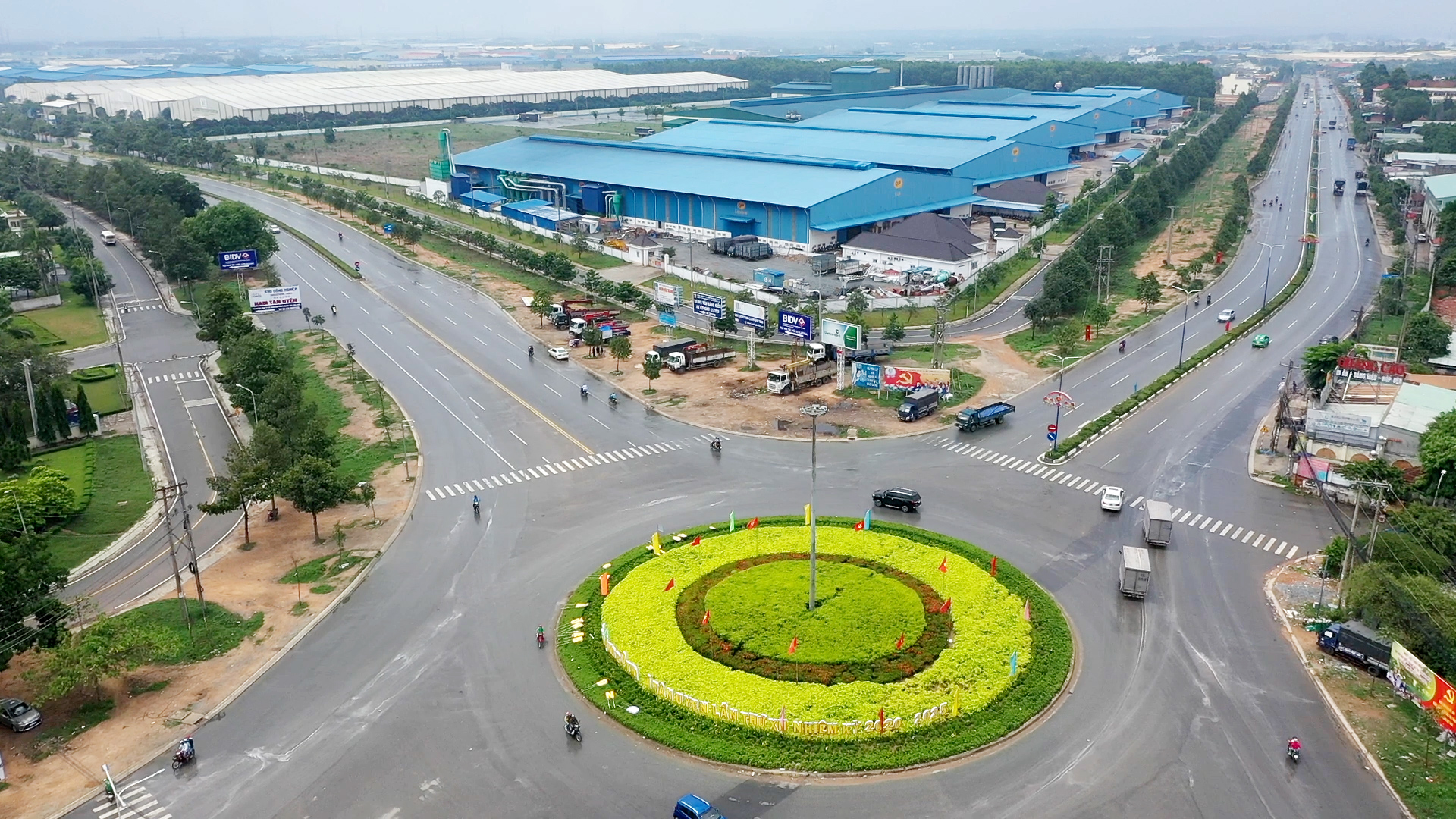 Một khu c&ocirc;ng nghiệp lớn đang hoạt động tại Ph&uacute; Gi&aacute;o.