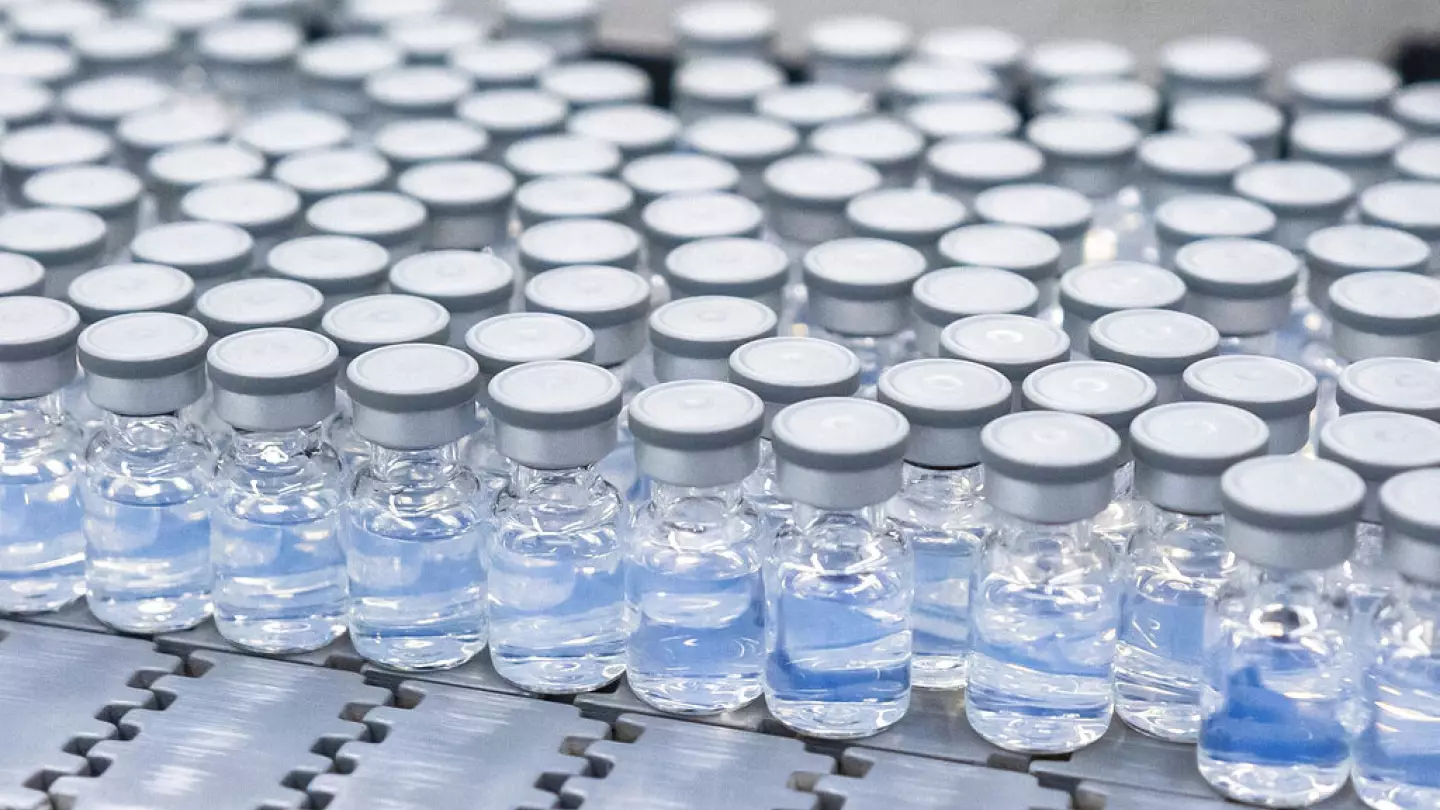 Hai loại vaccine của Pfizer/BioNTech và Moderna sẽ chủ yếu được dành làm mũi tiêm tăng cường cho người cao tuổi, các đối tượng dễ bị tổn thương, phụ nữ có thai và nhân viên y tế.
